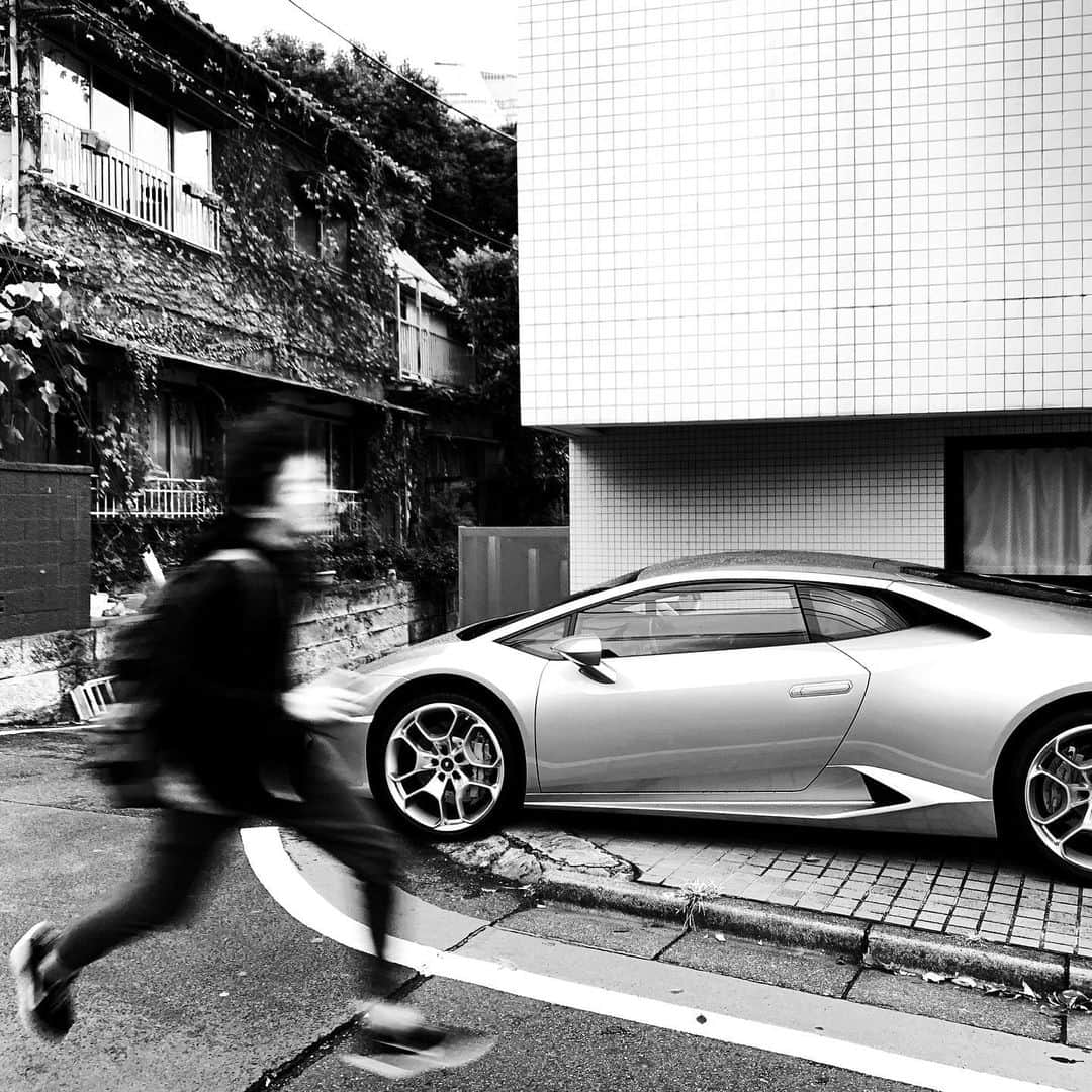 naotakeのインスタグラム：「雄牛 - A bull / iPhone XR + Snapseed, 20191205 . . 池袋の街はいつでも人がいっぱい。 . . #spicollective #royalsnappingartists #infamous_family #rsa_main #infinity_photo_cult #2_fineart #jp_gallery_member #jp_gallery_bnw #trb_bnw #wp_bnw  #bnw_life #bnwlife_member #bnw_life_shots #bnw_captures #world_bnw #top_bnw #team_jp_ #team_jp_モノクロ #ig_energy_bw #ig_nihon #streetphotographybnw #igersjp #blackandwhite #bnw #bnwphoto #monochrome #bw #bnwphotography #ShotOniPhone #asahi_photocon」