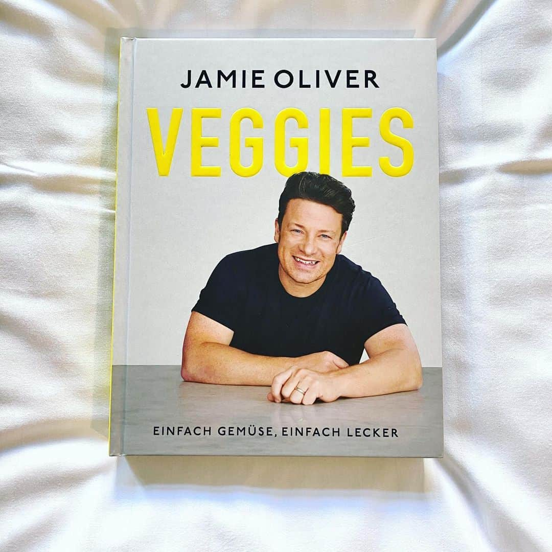 ジェイミー・オリヴァーさんのインスタグラム写真 - (ジェイミー・オリヴァーInstagram)「Dear Germany thank you so much for your continued support... my cookbook VEGGIE landed 14 weeks ago and ever since has remained in the best sellers list!!...this is truly amazing and I’m  humbled and forever grateful as a Boy from Essex big love jamie oxxxx 🇩🇪 @dkverlag」12月5日 0時53分 - jamieoliver