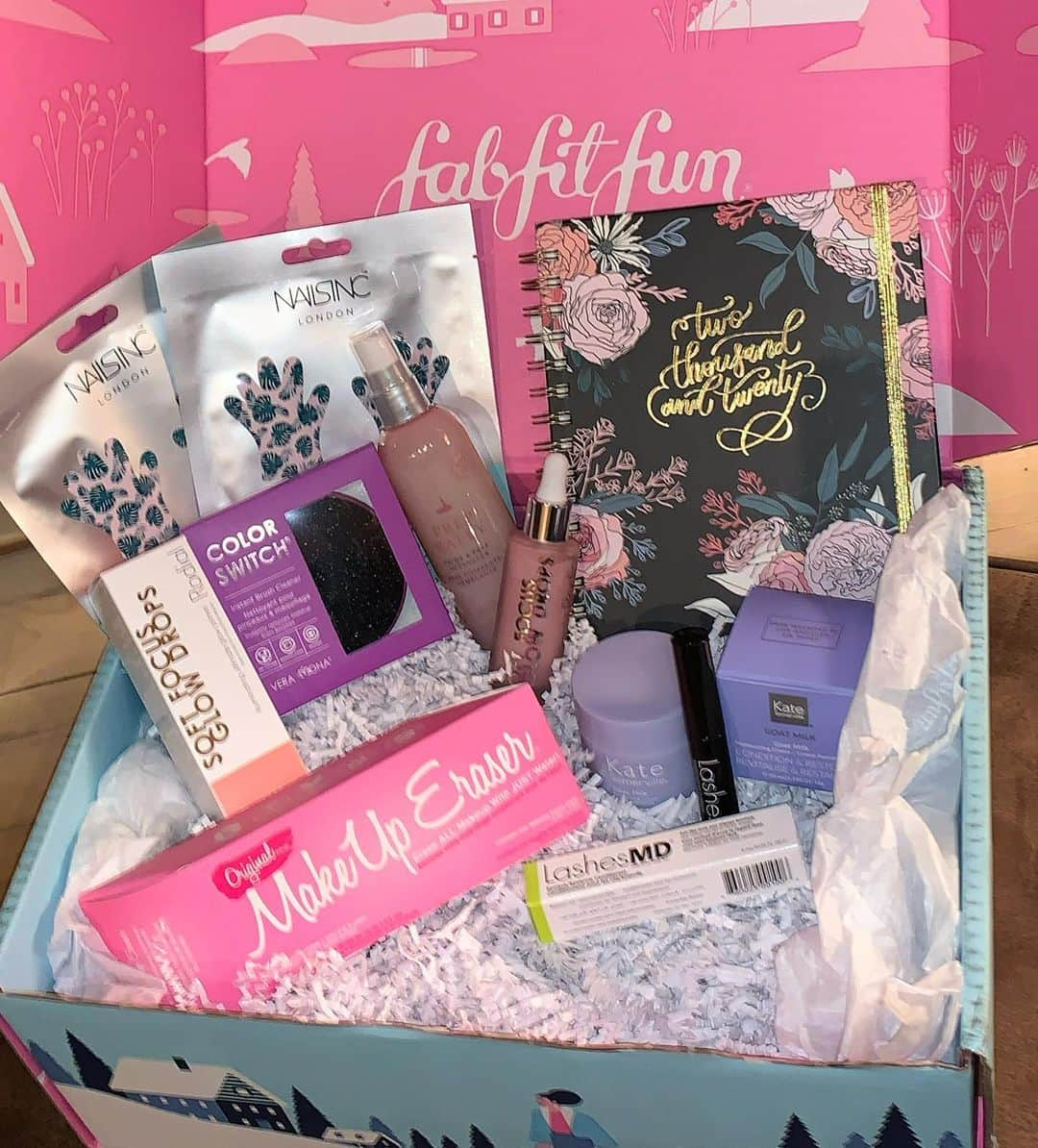 デニス・リチャーズさんのインスタグラム写真 - (デニス・リチャーズInstagram)「Winter❄️ is here!! I love cozy weather & I especially love fun winter goodies💕 I love my partnership with #fabfitfunpartner and I get to share it with all of you. You can get your seasonal box personalized,  but I love surprises especially around the Holiday season. ☃️ I get to share my coupon code DENISE(make sure you include it!) and you'll get $10 off your first box.  www.fabfitfun.com @fabfitfun let me know your favorite products in the comments below!! #selfcare #treatyourself #selflove #womesupportingwomen」12月5日 0時45分 - deniserichards