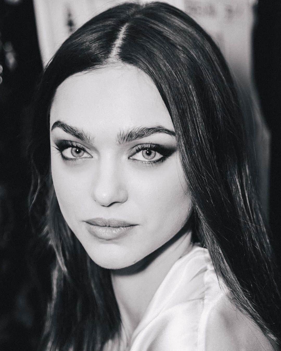 Zhenya Katavaのインスタグラム：「Левша. Ненавижу мыть посуду. Кошатница. Кайфую от вождения. Очень боюсь врачей.」