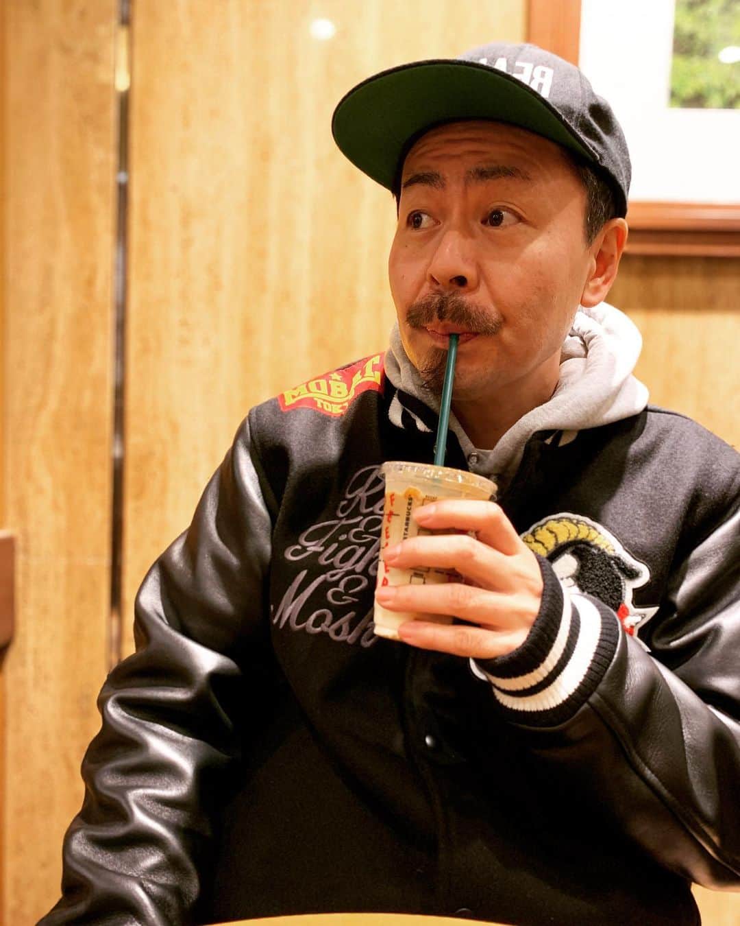 こーいちのインスタグラム：「MOBSTYLESのスタジャン暖かいんだから！ 田原さんありがとうございます！  #写真撮ってくれたんは #上級生のカッコいい男子に振り向いて欲しいから痩せるって意気込んでる娘」