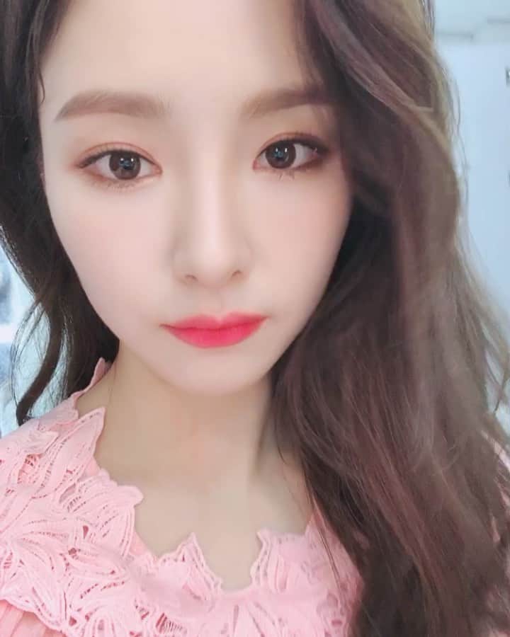 シン・セギョンのインスタグラム：「(나무 도마 만들기, 춤 연습, 수제비 반죽) 팬미팅을 준비하는 일상. 클라푸티 만들어 먹기. 바바라 크루거 전시. 잔치국수. ⠀ 브이로그 업로드❣️ 링크는 프로필에 있어요! link in bio🥰」