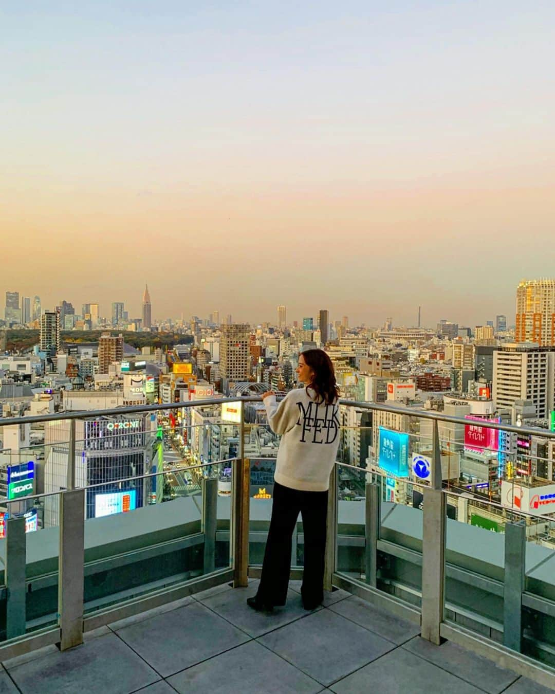 大森美知さんのインスタグラム写真 - (大森美知Instagram)「#TOKYO #SHIBUYA NEW SPOT🗼 明日オープンの新生『 #東急プラザ渋谷』に ご招待いただきました。まず上層部分となる17階には渋谷エリアを一望できるルーフトップガーデンへ。 どんどん新しく生まれ変わる渋谷に、 追いつかないくらいの時代の進化に感動しました!! 3階のPOP UPスペースでは プライベートでも仲良くしてくださる @keitamaruyama さんの @keitamaruyama_official のPOP UP空間が明日から1週間OPENします。  明日はじまる新生 東急プラザ渋谷 是非いってみてください!! . . #tokyuplazashibuya #デジタルハチ公 #tokyuplaza #tokyu」12月4日 19時55分 - michi_oomori_official