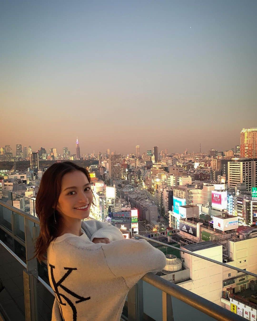 大森美知さんのインスタグラム写真 - (大森美知Instagram)「#TOKYO #SHIBUYA NEW SPOT🗼 明日オープンの新生『 #東急プラザ渋谷』に ご招待いただきました。まず上層部分となる17階には渋谷エリアを一望できるルーフトップガーデンへ。 どんどん新しく生まれ変わる渋谷に、 追いつかないくらいの時代の進化に感動しました!! 3階のPOP UPスペースでは プライベートでも仲良くしてくださる @keitamaruyama さんの @keitamaruyama_official のPOP UP空間が明日から1週間OPENします。  明日はじまる新生 東急プラザ渋谷 是非いってみてください!! . . #tokyuplazashibuya #デジタルハチ公 #tokyuplaza #tokyu」12月4日 19時55分 - michi_oomori_official