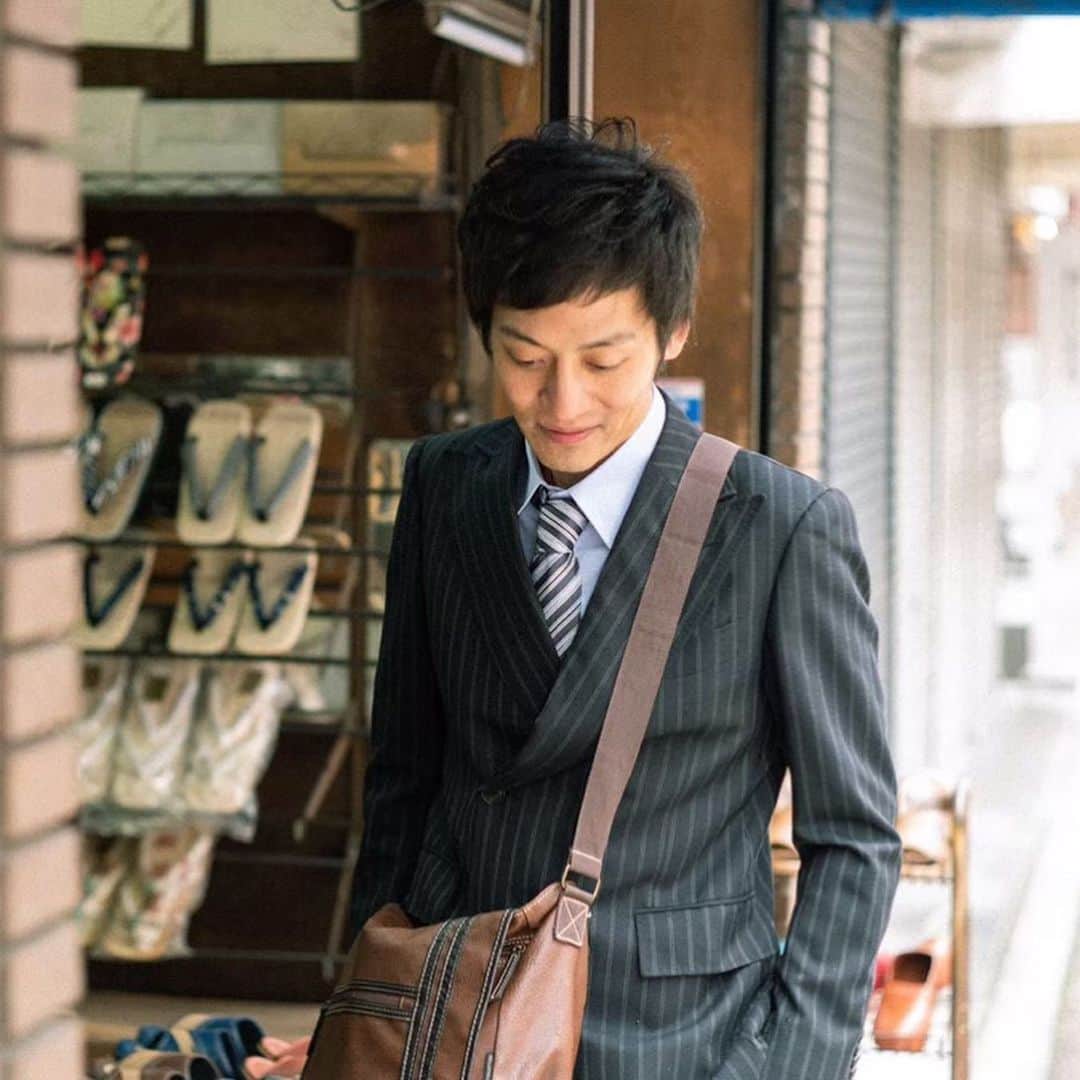 のインスタグラム：「小6の時の担任が定年になり実家の靴屋を手伝ってた  #いつも上下ジャージ #風間トオル似 #年中日焼けして #声でかい快活な先生 #卒業式振りに会ったら #おじいさんになってた… #四半世紀の月日 #時の流れの早さを痛感 #何か買ってあげようと #サンダル手に取ったら #靴流通センターの3倍してた #またこよ #哀愁一コマ芝居」