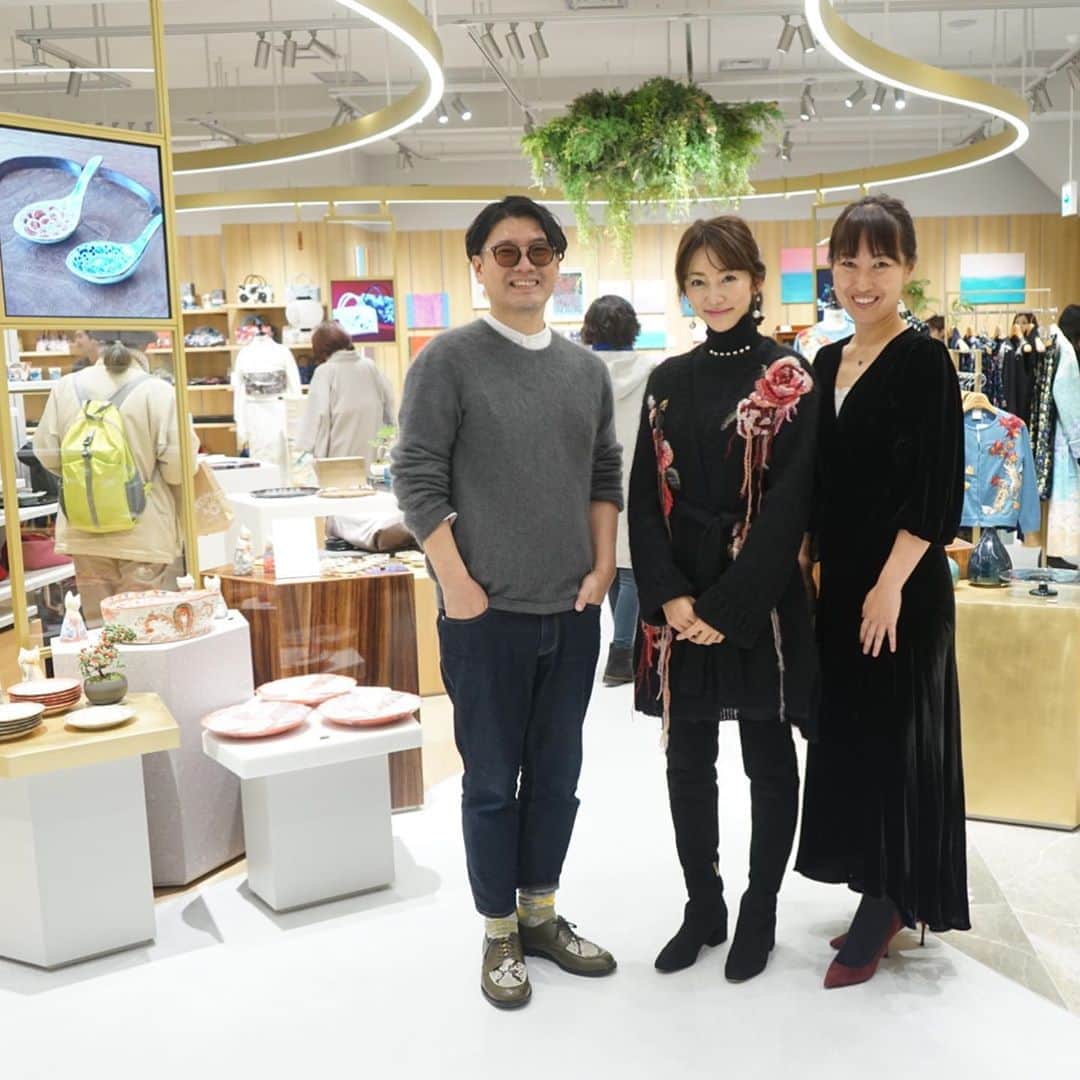木本泉さんのインスタグラム写真 - (木本泉Instagram)「-﻿ 明日からopenする東急プラザ渋谷！﻿ ﻿ 大人な空間に生まれ変わって、気になるshopが沢山！﻿ ﻿ 3F 111 -ICHI ICHI ICHI-にて﻿ KEITA  MARUYAMAさんがpopupを開催されています🌸﻿ ﻿ お洋服からバッグ、セレクトされた食器や作品﻿ 見ているだけでも楽しいお店﻿ ﻿ 実際に手に取ってお買い物をする楽しさを味わえます✨﻿ ﻿ 写真2枚目:KEITAさんらしい刺繍のニット🦊﻿ 紅葉ときつね🍁可愛いすぎで、どれもこれも欲しくなりました🥺﻿ ﻿ 写真3枚目:今、私が一番欲しい作品。ハワイの日の出や日の入り時の海を想像するような素敵な色彩で、自宅に1枚欲しいなと思っています。﻿ ﻿ 写真4.5枚目:セレクトされた食器﻿ これまたどれも可愛くって💓荷物が多くなりそうで今日は断念したので、またゆっくりお買い物したいと思ってます。一点物も多いので売り切れてないことを願うばかり笑。﻿ ﻿ 写真6.7枚目:利休バッグ お着物だけでなく普段も使えそうで、お気に入りの1つを購入🦢﻿ ﻿ ゆーっくりお買い物できるお店で居心地もよく、見ているとどれもこれも欲しくなります😄﻿ ﻿ #東急プラザ渋谷#111#ICHIICHIICHI#popup#KEITAMARUYAMA#ケイタマルヤマ#着物#和装#食器#利休バッグ#モロカイ島#絵画#artist#丸山邸」12月4日 19時48分 - izumikimoto