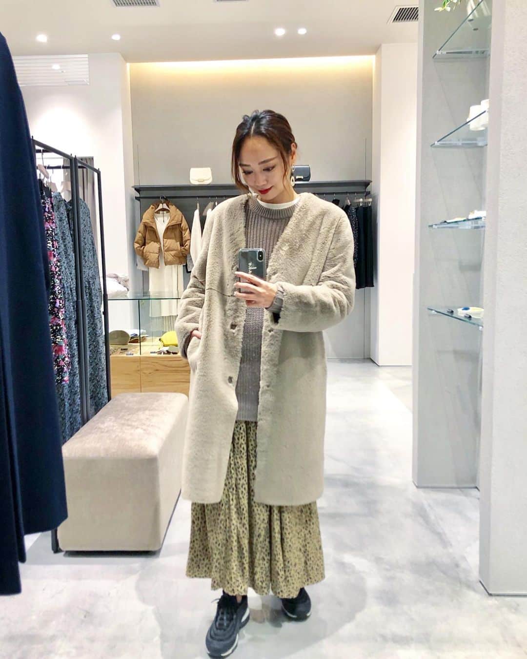 石田美奈子のインスタグラム：「𝕊𝕙𝕠𝕡𝕡𝕚𝕟𝕘. . 明日渋谷にオープンする#東急プラザ渋谷 ☺︎ 今日のプレオープンに行ってきました✨ . ぐるっと1周見てきましたが 2〜5階にはアパレルブランドやコスメ、スキンケアブランド、食器や雑貨屋さん、お花屋さんなど、たくさんのショップが入っていました😊 6〜7階にはおしゃれなレストランフロア。 そして17階には#センター街 をはじめ東京を一望できるルーフトップガーデンも🌃✨✨(動画を載せました☺︎) . 渋谷がどんどん変わっていく〜☺︎ また新しい#人気スポット が誕生しましたね✨✨ . . 1枚目の写真のコートは#ROPE で見つけた#リバーシブルコート 。 軽くて暖かくて、お値段もそんなに高くなくて可愛い♡ 3枚目の写真は新宿に続き2店舗目となる#ビームスジャパン 。 日本初上陸や都内初出店のショップもたくさんあって購買意欲そそられます🤤 . 👗→ #minako_fashion . #tokyuplazashibuya #渋谷でお買い物」