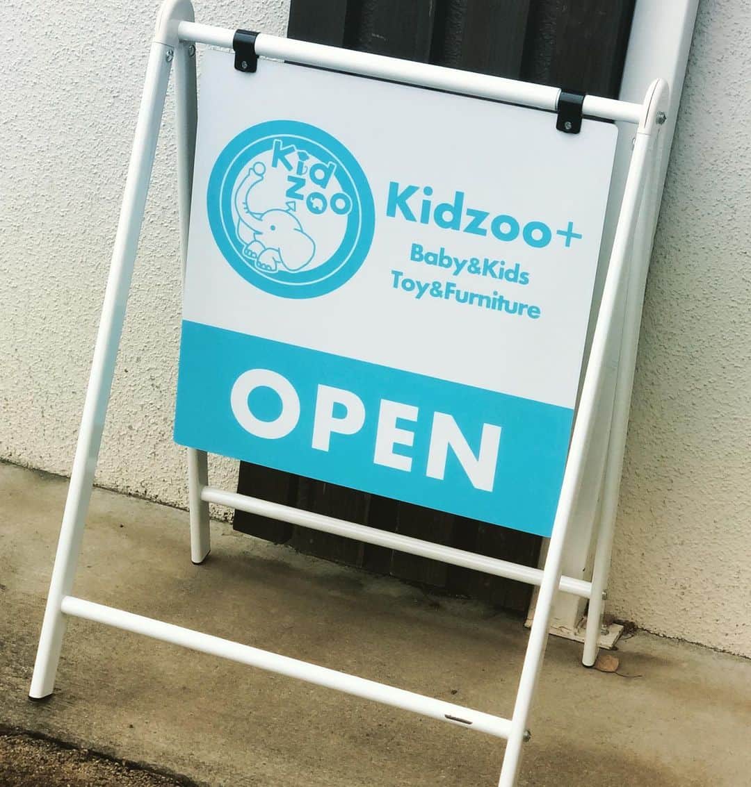 kidzoo+さんのインスタグラム写真 - (kidzoo+Instagram)「クリスマスラッピングが増えてきています。  商品の大きさによっては、ラッピング用紙がお選びいただけます。  無料ラッピングですので、ご希望の方は、店員までお声掛けください。  そして、看板が新しくなりました。  #kidzooplus #クリスマス #クリスマスラッピング　#無料ラッピング #クリスマスプレゼント #知育玩具 #brio #名古屋市名東区 #子育てママ」12月4日 19時50分 - kidzooplus