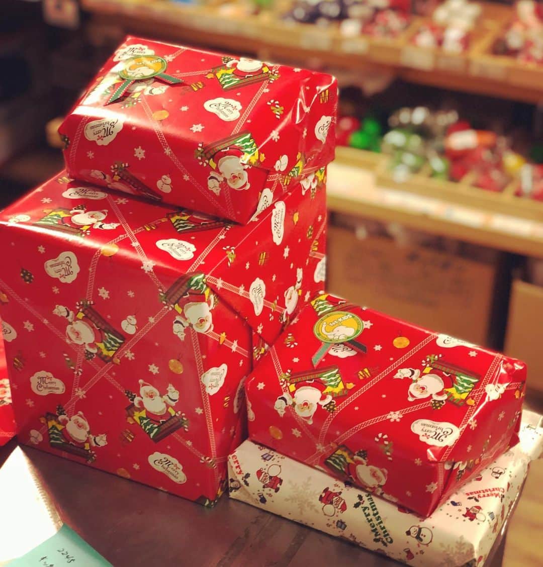 kidzoo+のインスタグラム：「クリスマスラッピングが増えてきています。  商品の大きさによっては、ラッピング用紙がお選びいただけます。  無料ラッピングですので、ご希望の方は、店員までお声掛けください。  そして、看板が新しくなりました。  #kidzooplus #クリスマス #クリスマスラッピング　#無料ラッピング #クリスマスプレゼント #知育玩具 #brio #名古屋市名東区 #子育てママ」