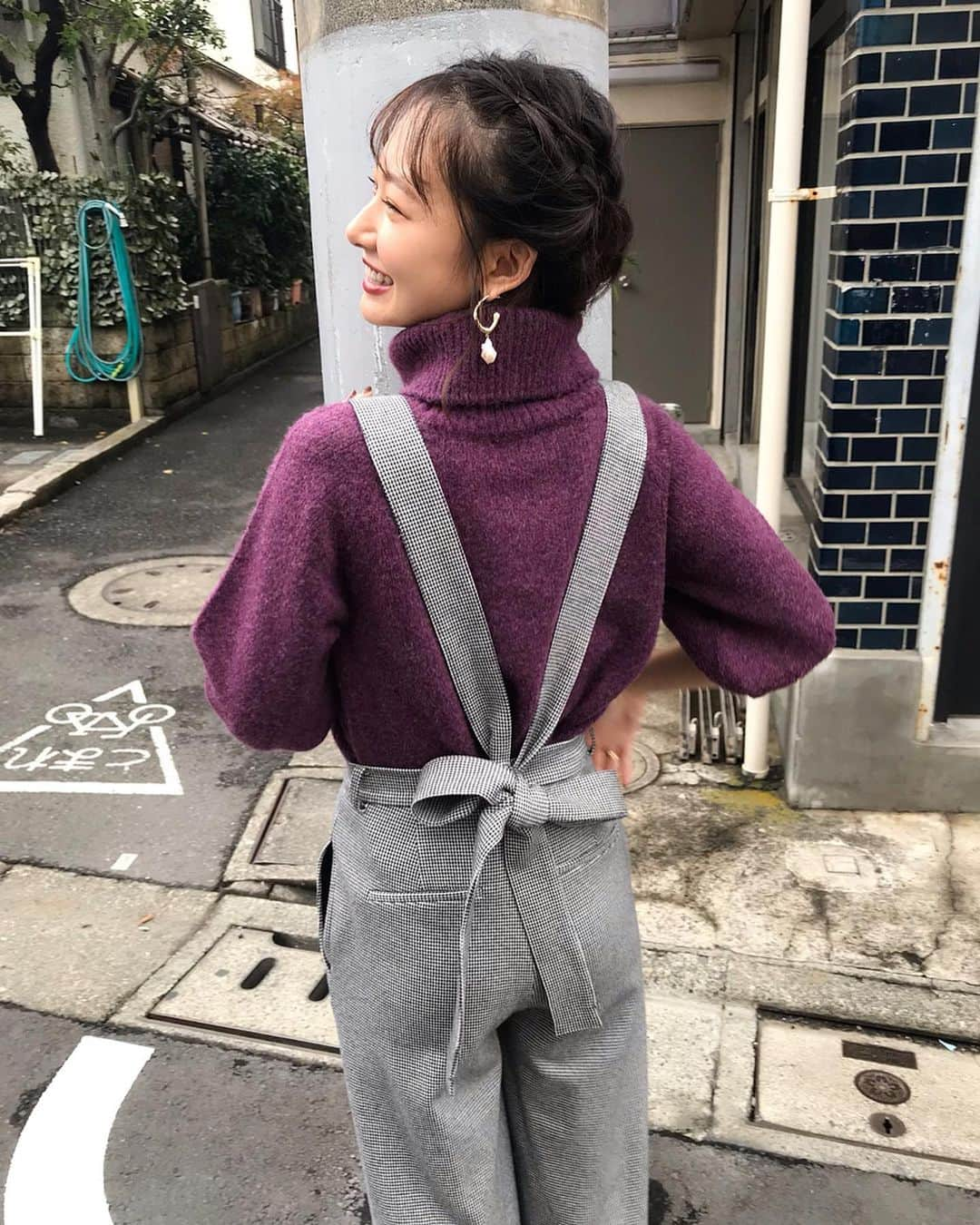 西川瑞希（みずきてぃ）さんのインスタグラム写真 - (西川瑞希（みずきてぃ）Instagram)「後ろ姿もかわいく…🎗 新作の千鳥柄のサロペットパンツはショルダー部分を取り外せる2WAYタイプ❤︎ . 後ろのリボンもポイントです// . 形がとても綺麗だから普通に、パンツとしても活躍決定〜✨ . @cheriemona_official の新作達も昨日発売開始したのでよかったら是非サイトに見に遊びに来てください❤︎❤︎❤︎ . #cheriemona #winterfashion #シェリーモナ #サロペット #ワイドパンツ #冬コーデ」12月4日 19時51分 - mizuki_nishikawa_