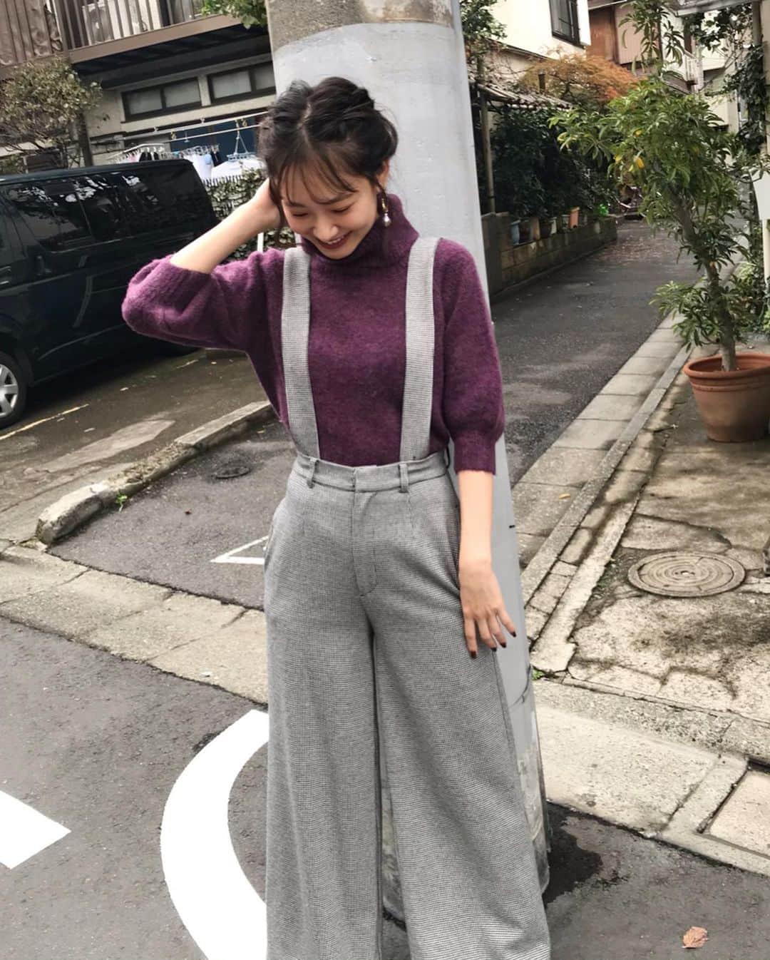 西川瑞希（みずきてぃ）さんのインスタグラム写真 - (西川瑞希（みずきてぃ）Instagram)「後ろ姿もかわいく…🎗 新作の千鳥柄のサロペットパンツはショルダー部分を取り外せる2WAYタイプ❤︎ . 後ろのリボンもポイントです// . 形がとても綺麗だから普通に、パンツとしても活躍決定〜✨ . @cheriemona_official の新作達も昨日発売開始したのでよかったら是非サイトに見に遊びに来てください❤︎❤︎❤︎ . #cheriemona #winterfashion #シェリーモナ #サロペット #ワイドパンツ #冬コーデ」12月4日 19時51分 - mizuki_nishikawa_