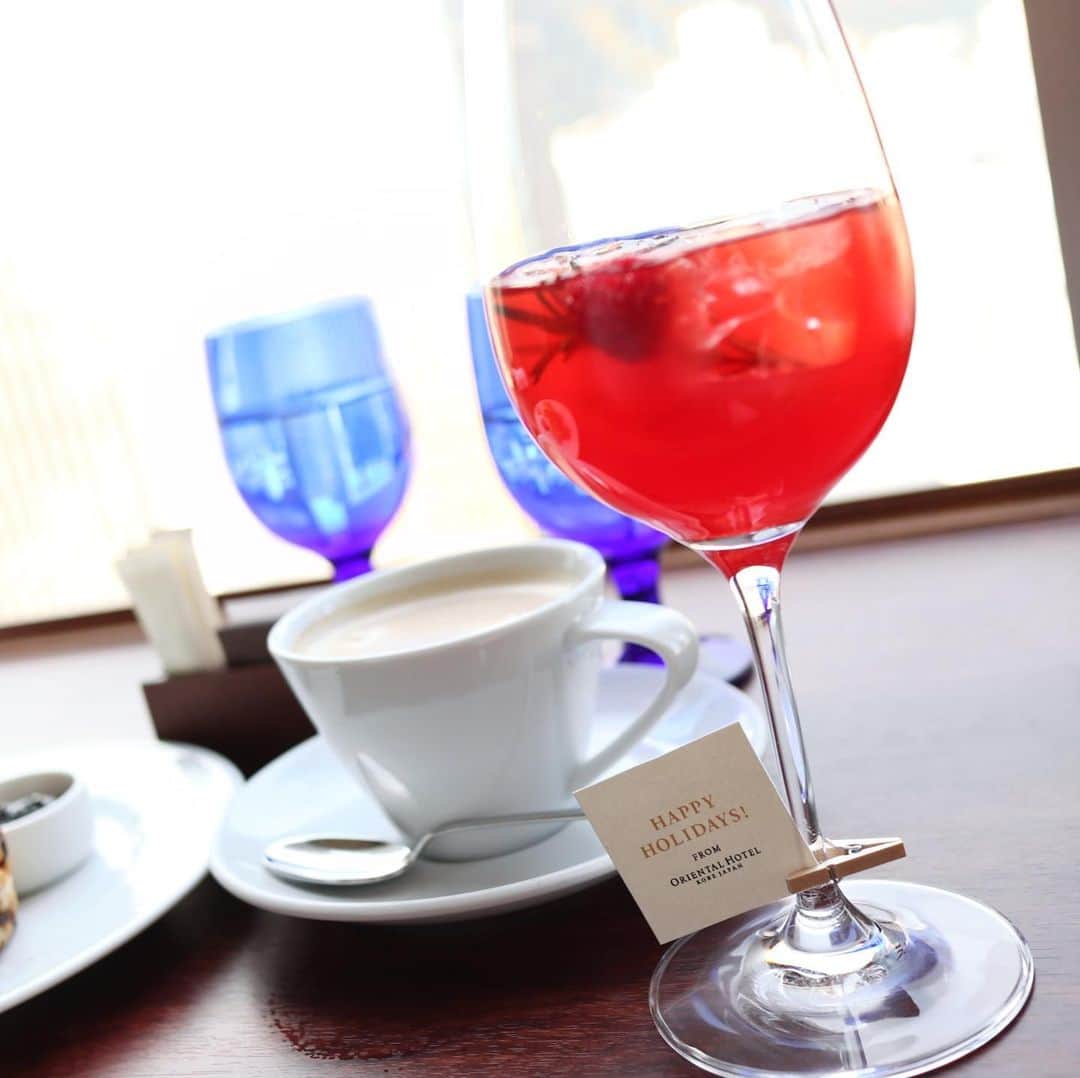 のインスタグラム：「いつも私より女子力高い飲み物を頼むのは主人のほう🍹 私はカフェ・オ・レ☕️ #happyholidays」
