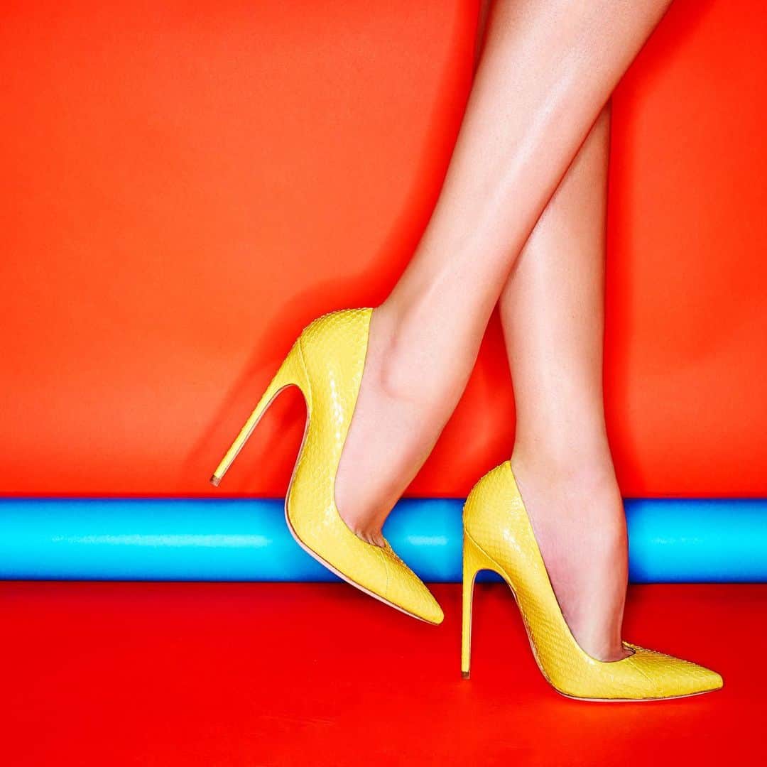 ブライアンアトウッドさんのインスタグラム写真 - (ブライアンアトウッドInstagram)「“Give a girl the right pair of shoes, and she can Conquer the world”- Conquer you will in My FM pumps in canary yellow snakeskin. For info email: clientservices@brianatwood.com #130mm #onlyforthebrave #skyhigh #pumps #highheels #fashion #sickshoes #madeinitaly #instamood #yellow #brianatwood」12月4日 19時51分 - brian_atwood