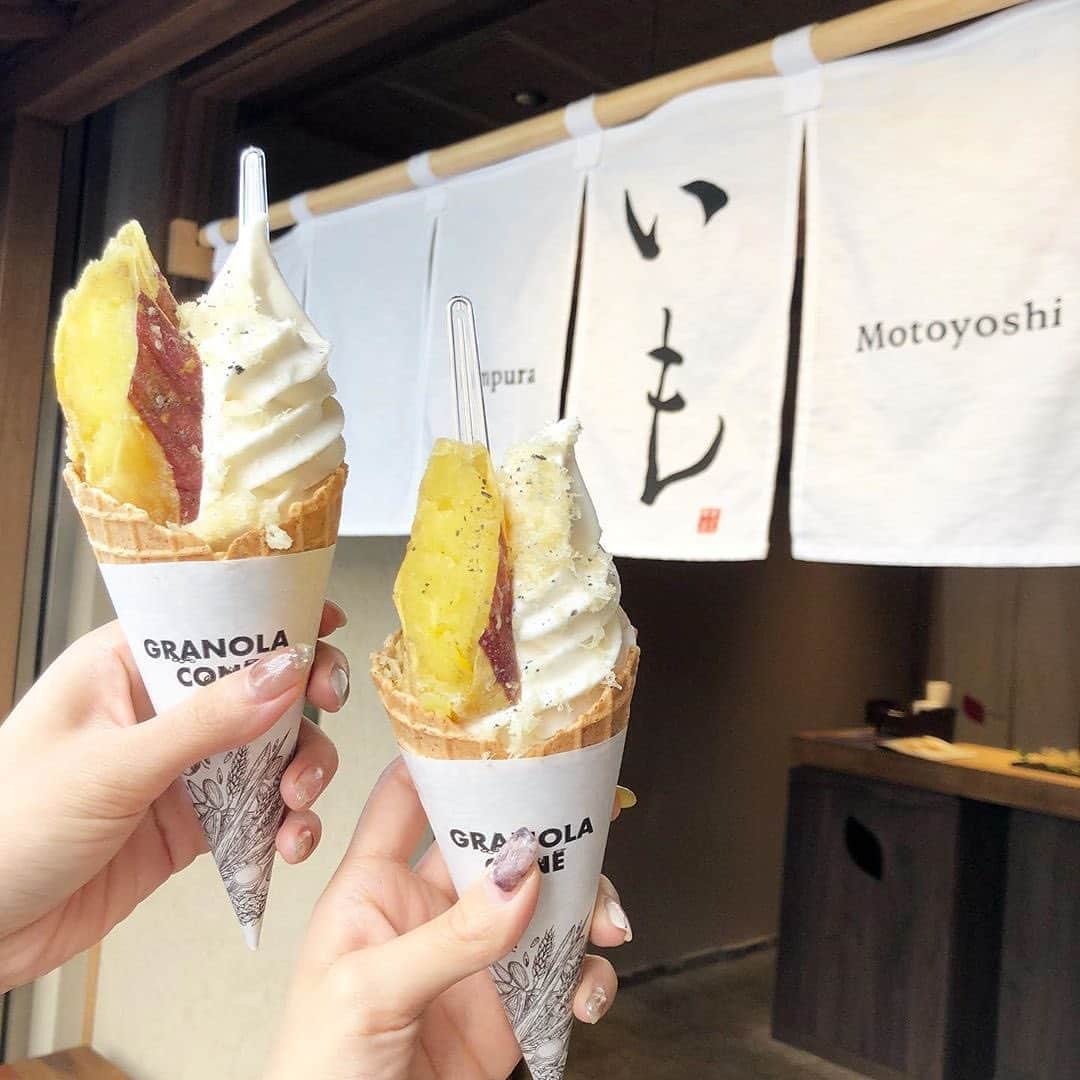isutaさんのインスタグラム写真 - (isutaInstagram)「さつまいも天ぷら × アイスクリームの間違いない組み合わせを発見しました❤︎﻿ ﻿ ﻿ 食べられるのは9/23に代官山にオープンした新店舗「Tempura Motoyoshi いも」。もともと有名な天ぷら屋さんが開いた、いも天ぷらのテイクアウト専門店です。﻿ ﻿ ﻿ メニューはこちら 💁﻿ ﻿ ・丸十（税込630円）﻿ ・丸十 五本箱入り（税込3350円）﻿ ・塩そふと丸十（税込650円）﻿ ﻿ ﻿ 特に美味しいのが「塩そふと丸十」。塩気を感じる塩ソフトと、さつまいも天ぷらの組み合わせがたまらないお味になるのだとか…❤︎﻿ ﻿ ﻿ 甘じょっぱさがくせになること間違いなし！﻿ ﻿ ﻿﻿﻿ ----------------------﻿﻿﻿ ■ Access ■﻿﻿ 住所：〒150-0034 東京都渋谷区代官山町20-6-A﻿ 営業時間：11時半〜17時（月〜金・土）／11時〜19時（日）﻿ ----------------------﻿﻿﻿ ﻿﻿﻿ photo by ﻿﻿ @chi.f7a ﻿@motoyoshi_imo ﻿ #isuta #isutacafe #代官山カフェ﻿ #さつまいも天ぷら #天ぷら元吉 #塩ソフト﻿ #塩そふと #天ぷら元吉いも #さつまいもスイーツ﻿ #さつまいも好き #お芋スイーツ #東京カフェ﻿ #東京カフェ巡り #イスタ #塩そふと丸十﻿ #塩ソフトクリーム #おいも #おいもスイーツ﻿ #代官山グルメ #ソフトクリーム部 #ソフトクリーム🍦﻿ #お洒落さんと繋がりたい #tempuramotoyoshi  #tempuramotoyoshiいも」12月4日 20時04分 - isuta_jp