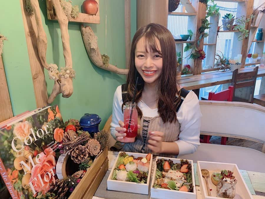 石倉侑芽さんのインスタグラム写真 - (石倉侑芽Instagram)「. . @uki_ukicafe で可愛いランチ🎄💓 新メニューの クリスマスランチボックスを食べに行ってきたよ🎅💓 . 見た目可愛い味も美味しい🙆‍♀️ お腹もいっぱいになって大満足😋💓 可愛すぎて写真に夢中になった🥰 . UkiUki cafeといえば、 バチェラーに出てた @ayupichikitchen さんが 手掛けるカフェ☺️💕 毎シーズン可愛すぎるメニューが揃っていて 大好きなカフェです🌸 . この日は新潟帰りの @kaede_lapin と♡ 最近沢山会えて嬉しい☺️💕 . 店内では @misamisa124 さんと @7ku27 さんの ハンドメイドアクセの販売も💓 . この日はみさみささんのピアスをGET☺️ ありがとうございます🌟 . . #ukiukicafe#ukiuki#可愛いランチ #ランチボックス#代官山カフェ#代官山ランチ #クリスマスランチ#期間限定#限定ランチ #おすすめカフェ#インスタ映え#代官山 #クリスマス#女子会#ランチ」12月4日 19時59分 - yume8115