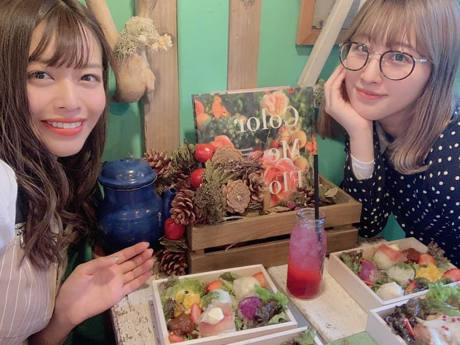 石倉侑芽さんのインスタグラム写真 - (石倉侑芽Instagram)「. . @uki_ukicafe で可愛いランチ🎄💓 新メニューの クリスマスランチボックスを食べに行ってきたよ🎅💓 . 見た目可愛い味も美味しい🙆‍♀️ お腹もいっぱいになって大満足😋💓 可愛すぎて写真に夢中になった🥰 . UkiUki cafeといえば、 バチェラーに出てた @ayupichikitchen さんが 手掛けるカフェ☺️💕 毎シーズン可愛すぎるメニューが揃っていて 大好きなカフェです🌸 . この日は新潟帰りの @kaede_lapin と♡ 最近沢山会えて嬉しい☺️💕 . 店内では @misamisa124 さんと @7ku27 さんの ハンドメイドアクセの販売も💓 . この日はみさみささんのピアスをGET☺️ ありがとうございます🌟 . . #ukiukicafe#ukiuki#可愛いランチ #ランチボックス#代官山カフェ#代官山ランチ #クリスマスランチ#期間限定#限定ランチ #おすすめカフェ#インスタ映え#代官山 #クリスマス#女子会#ランチ」12月4日 19時59分 - yume8115