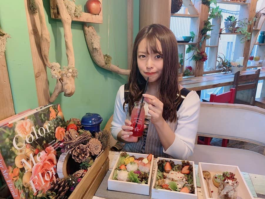 石倉侑芽さんのインスタグラム写真 - (石倉侑芽Instagram)「. . @uki_ukicafe で可愛いランチ🎄💓 新メニューの クリスマスランチボックスを食べに行ってきたよ🎅💓 . 見た目可愛い味も美味しい🙆‍♀️ お腹もいっぱいになって大満足😋💓 可愛すぎて写真に夢中になった🥰 . UkiUki cafeといえば、 バチェラーに出てた @ayupichikitchen さんが 手掛けるカフェ☺️💕 毎シーズン可愛すぎるメニューが揃っていて 大好きなカフェです🌸 . この日は新潟帰りの @kaede_lapin と♡ 最近沢山会えて嬉しい☺️💕 . 店内では @misamisa124 さんと @7ku27 さんの ハンドメイドアクセの販売も💓 . この日はみさみささんのピアスをGET☺️ ありがとうございます🌟 . . #ukiukicafe#ukiuki#可愛いランチ #ランチボックス#代官山カフェ#代官山ランチ #クリスマスランチ#期間限定#限定ランチ #おすすめカフェ#インスタ映え#代官山 #クリスマス#女子会#ランチ」12月4日 19時59分 - yume8115