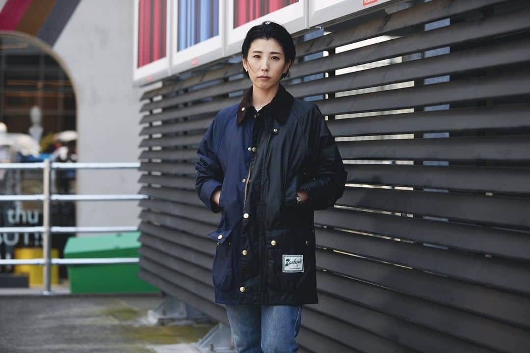 のインスタグラム：「SSシーズンに続き第二弾となる(@rowingblazers)とのコラボレーション。  Rowing Blazers らしいブロックカラーデザインのBEAUFORT SLはセージとインディゴカラーのワックスドコットンに金ボタンを採用したプレッピーな一枚です。 コラボ用の特別なブランドネームもポイン。  直営店舗にて販売しておりますので是非ご覧ください。  #BarbourRowingBlazers #RowingBlazers #バブアー」