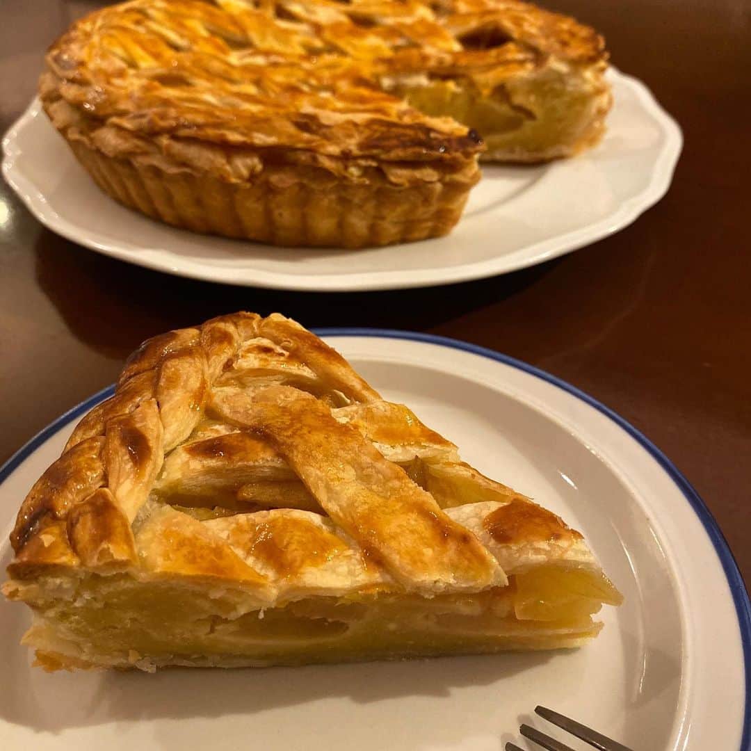 エイミーのインスタグラム：「アップルパイもクロワッサンも、アーモンドクリームが入ってるのが好き😊」