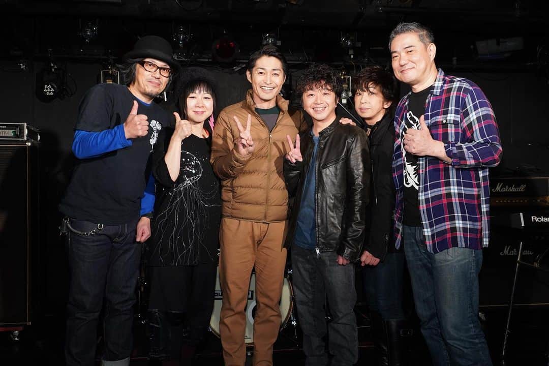 【公式】俺の話は長いのインスタグラム：「‪光司さん(#安田顕)と、元ズタボロ田原さん(#辻本耕志)のバンドメンバーと一緒に📸‬﻿ ‪光司さんは再び音楽の道に進むのか⁉️‬﻿ ‪田原さんのライブシーンの撮影では、辻本さんの実際の飲み仲間でもある豪華な方々にご参加頂きました‼️‬﻿ ﻿ ‪#あらきゆうこ‬﻿ ‪#クジヒロコ‬﻿ ‪#佐藤洋介‬﻿ ‪#原田潤 ‬﻿ ‪#俺話 ‬」