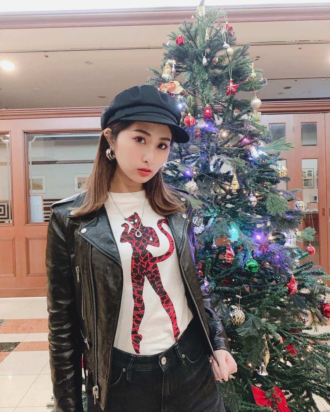 のインスタグラム：「旅をしているうちに １２月になっておりました🎄 . クリスマス〜には 会えると言って〜🎵🎵 . そして福岡のMAGICライブの コーデはこんな感じ🎀😆 . tops： @creamsoda.nishio  riders： @ysl  pants： @allsaints  cap： @ca4la_official . . #misakicode #code #fashion #コーデ #ファッション #creamsoda #ysl #saintlaurent  #allsaints #ca4la #christmas  #christmastree #クリスマス」