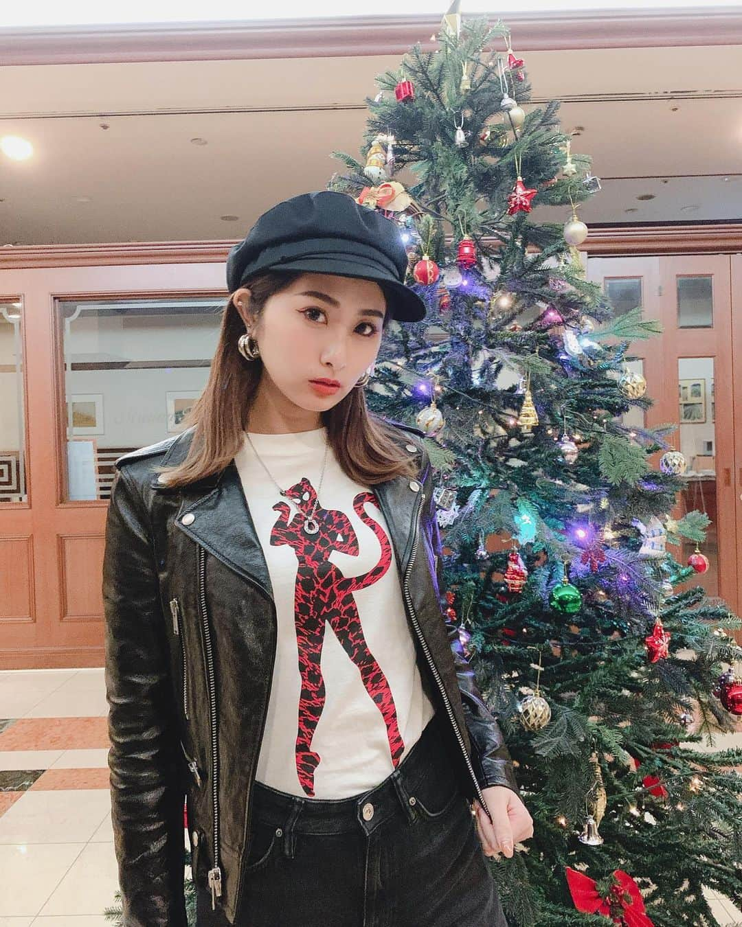 青野美沙稀さんのインスタグラム写真 - (青野美沙稀Instagram)「旅をしているうちに １２月になっておりました🎄 . クリスマス〜には 会えると言って〜🎵🎵 . そして福岡のMAGICライブの コーデはこんな感じ🎀😆 . tops： @creamsoda.nishio  riders： @ysl  pants： @allsaints  cap： @ca4la_official . . #misakicode #code #fashion #コーデ #ファッション #creamsoda #ysl #saintlaurent  #allsaints #ca4la #christmas  #christmastree #クリスマス」12月4日 20時05分 - misaki_aono