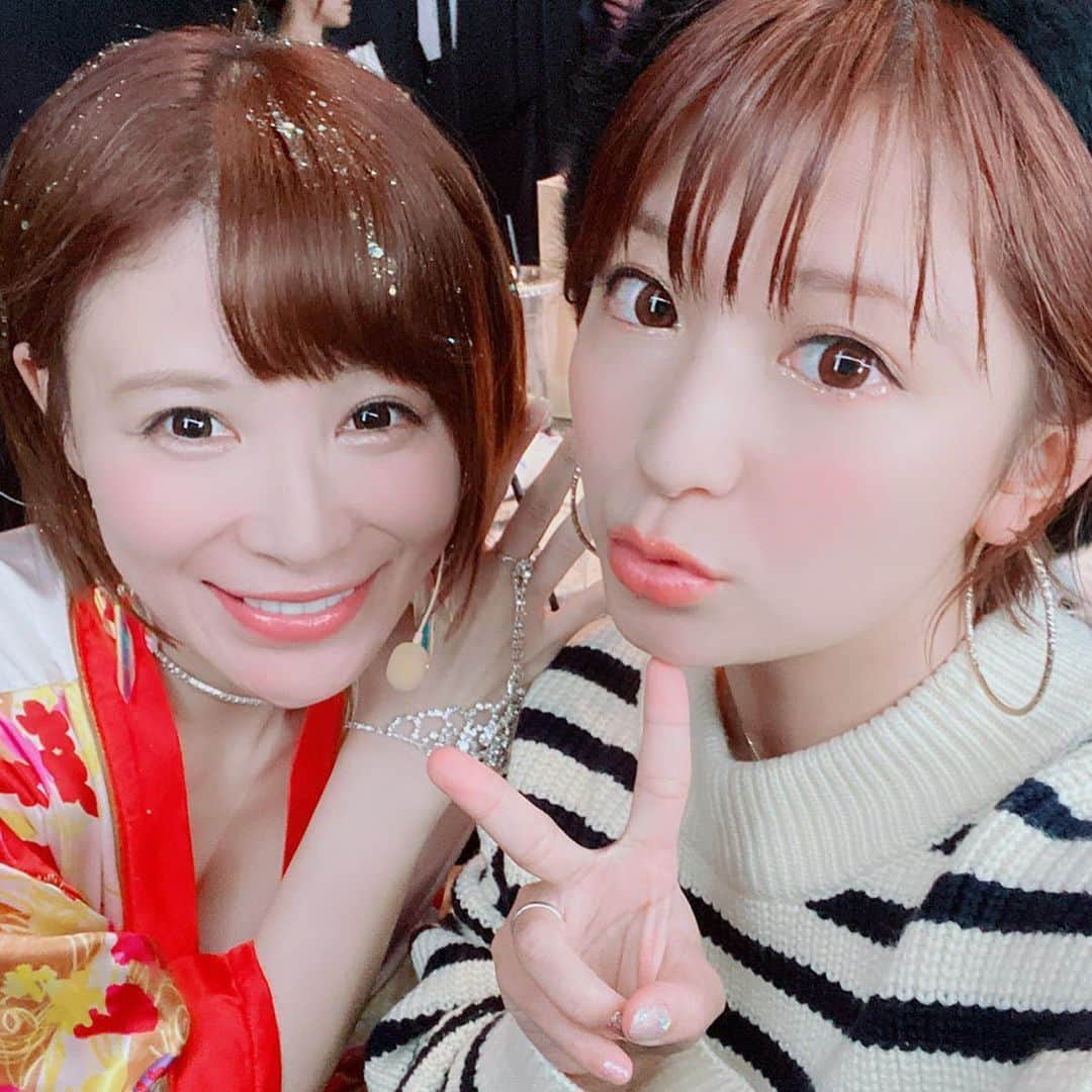 手島優さんのインスタグラム写真 - (手島優Instagram)「矢口真里のピンクThe  NIGHT 💕  平日深夜にめちゃくちゃピンクりました❤️笑  わたしはオープニングアクトでハミ乳パパラッチを‼️ そして、な、な、、なんとっ‼️ 矢口の真里ちゃんがまさかのコラボしてくださりましたのん👙✨ひゃん❤️ありがとうございます☺️ 矢口さんファンの皆様にブチ切れられるかと思ったけど…今のところ大丈夫です🙆‍♀️💦 会場の皆様もとても温かくて、最後まで元気いっぱいで最高でした❤️ コメントくださった皆様もありがとうございました😊  見逃し配信はこちら💁‍♀️ https://gxyt4.app.goo.gl/2QfCa  楽しかったぁ❤️ #矢口真里　さん #岡野さん　さん #フェッティーズ　#マシュマロ3d +  #僕らは嘘つき　#藤田恵名 #abematv  #ピンクthenight」12月4日 20時07分 - tejimayuu0827