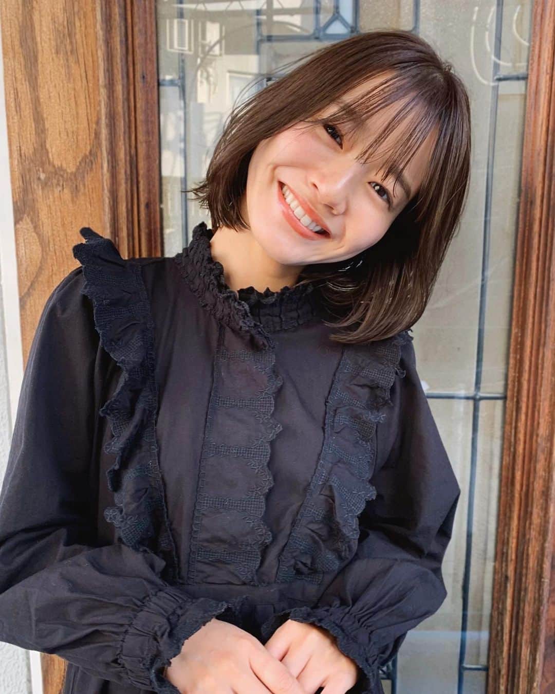猪鼻ちひろのインスタグラム：「✂️ 髪の毛整えてもらった✌︎ 色味加工とかもほぼしてなくてリアルな状態です。 う〜ん、首ななめに傾きすぎ😇😛🥺 (髪色詳細、newスタイリング剤とか方法、 コーデなどLINEブログに書きました) @souman_natsuko ♡ #たくさん撮ってくれたから選べず顔たくさんごめん #おてて #オバショット #首の角度何度かな？ #ちひろの美容#ちひろのヘアメイク#ちひろのお洋服」