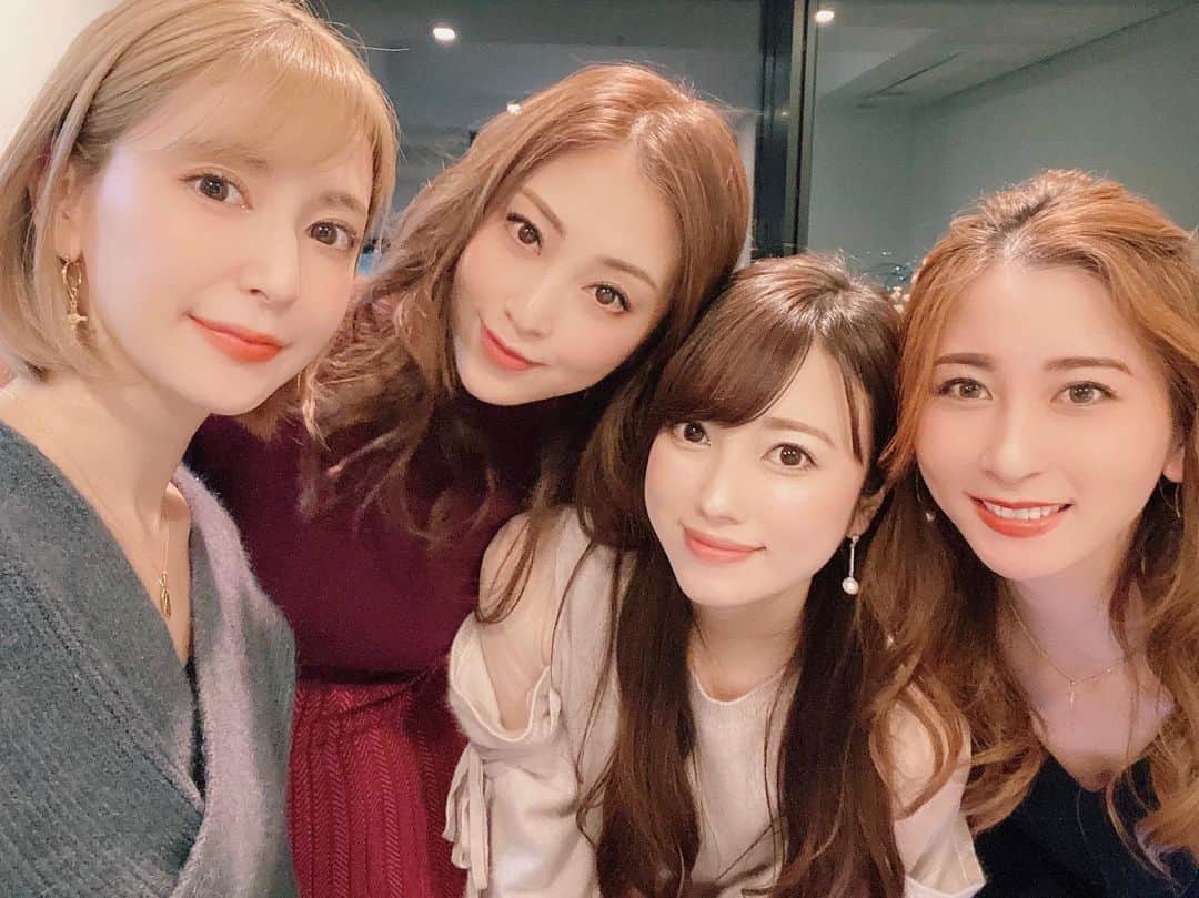佐倉知里のインスタグラム：「*Home Party♡ 恒例になりつつある美香のおうちでのお料理パーティ💓 シェフはなっちゃんと私👩🏻‍🍳♡ 今回はみほも参加できた🥰 .  NYにあるなっちゃんお気に入りのお店 "Il buco" をテーマに腕を振るいました🥺✨ 実際置いてあるものを中心に6本のコスパ◎の 美味しいワインまで届けておいてくれて❣️ みんな飲む飲む🤣🍷 . ワイン飲みながらお料理して 最高の夜景のおうちでおしゃべりしながら酔っ払って♡ happy♡ . . . #homeparty #kitchendrinker #腕ふるいます #ilbuco」