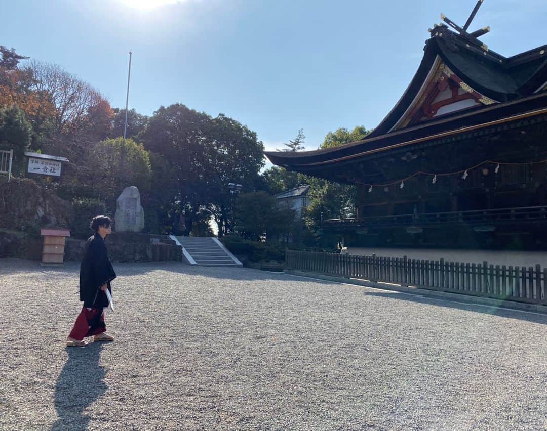 染谷俊のインスタグラム：「2019年、歌えば尊しツアーは、あと2回だけなんだねー。。 明後日の東京豪徳寺。平日だけど、来てねー。まっちょる。。歌う。  http://someyashun.net/live/?year=2019&page=1  日曜日は、銀座でワンドリンクオーダーオンリーのチケ代無しのフリーライブだよー。 仲間でも誘ってきてちょー。 銀座の冬の夜とか、やば。ロマンチック。 ロマンチックな歌は少ないけど（笑）思いきり歌います！ 昨日、旅から帰ってきて、今日は追われ追われて、ようやく、なんか食べよ。… …思ったら自分で作った肉じゃがの味見で、くち、ヤケドした。 ドンマイっ  #歌えば尊し  @someyashun #染谷俊 #ginzasonypark #銀座ソニーパーク #GS89 #parklive #parkliveartist #ginza #銀座 #ライブ #live #tokyo ⁠ ⁠ ⁠」