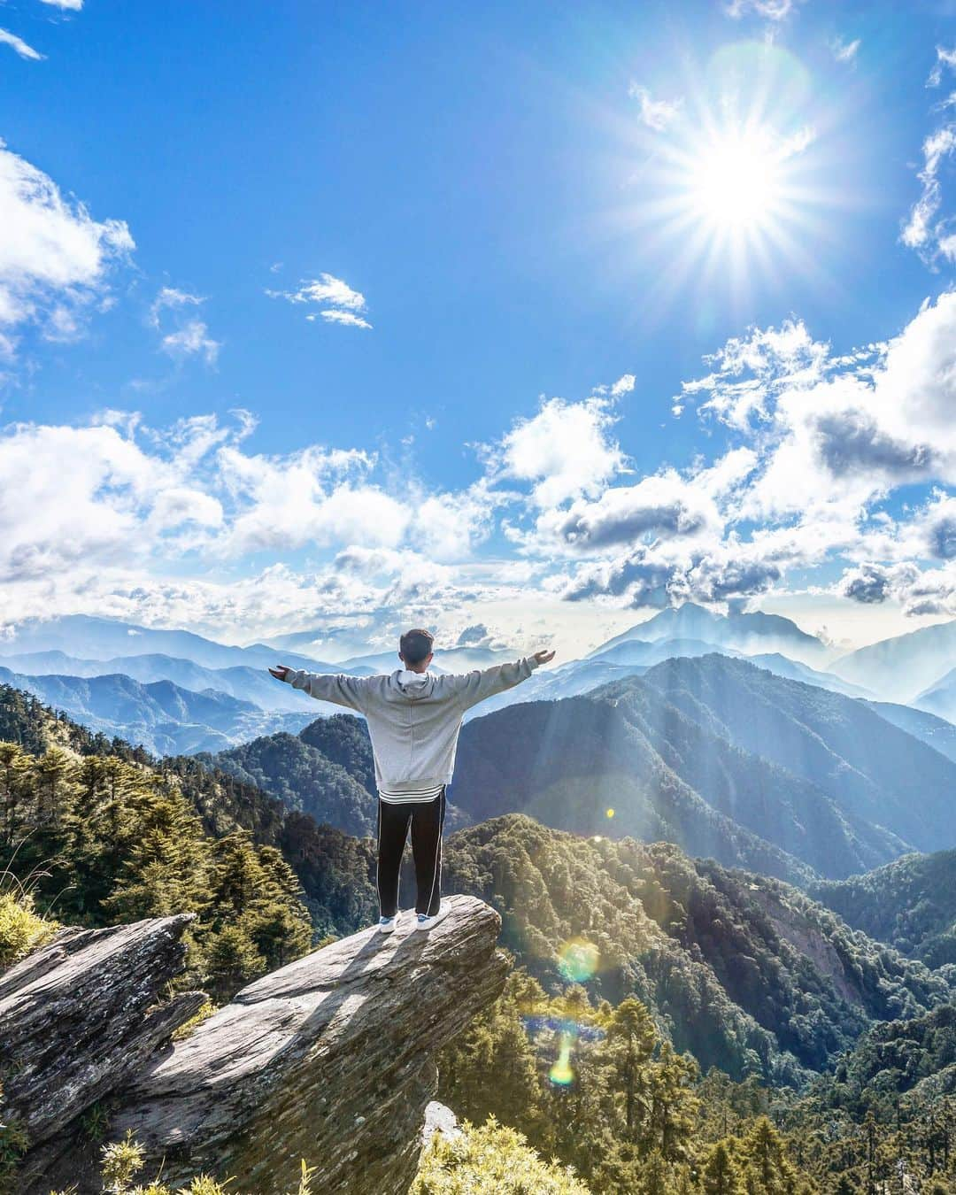 樂さんのインスタグラム写真 - (樂Instagram)「南投。合歡山主峰步道⛰️☁️🌞 去完清境一定要再往上開到合歡山🔥 這個合歡鷹石尖超多人問，其實很好找，他就在主峰步道過了瑪雅平台在往上大概50公尺的左手邊的稜線上！ 這個角度可以拍夕陽雲海，每次去合歡山一定都要拍一次😂 快點收藏起來😍😍😍 Tag朋友一起來合歡山吧📷 - . . . . . . .  #ygtphotograph#iseetaiwan#vscotaiwan#bpintaiwan #amazingtaiwan#igerstaiwan#exploretaiwan#popdaily #tv_pointofview#ig_photooftheday#ig_color#way2ill #taiwangram#instagrammer#bnw_legit#artofvisuals#台灣#taiwan#南投#南投景點#合歡山#taiwan#taiwan1」12月4日 20時18分 - ygt1016