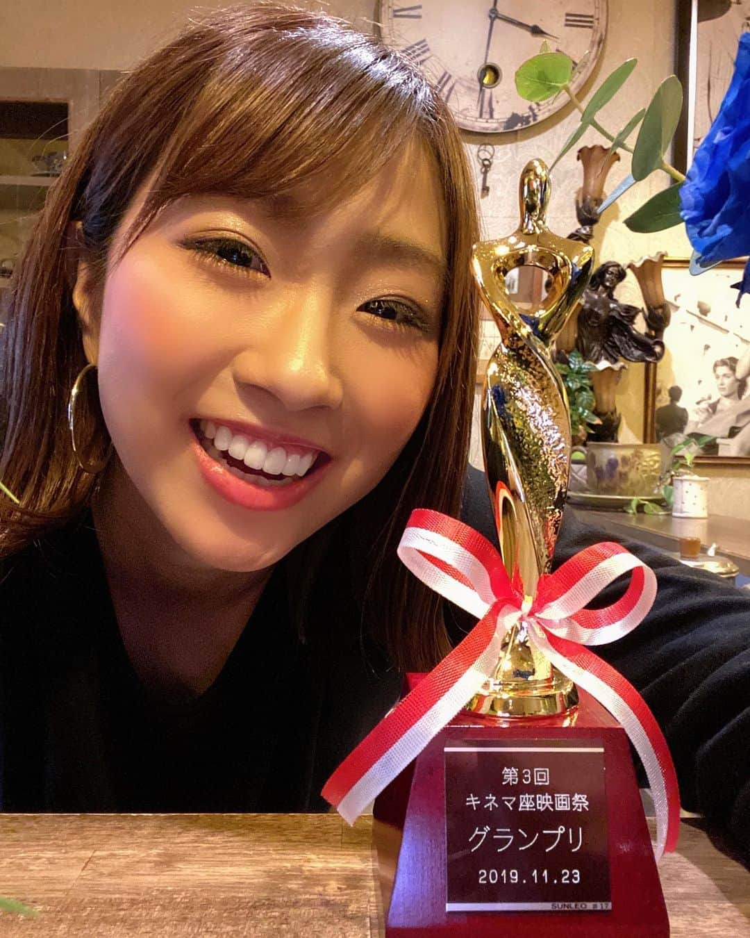 津田菜都美さんのインスタグラム写真 - (津田菜都美Instagram)「* ㊗️グランプリ受賞！！！🏆🎊💖 11/23(土)に開催されたキネマ座映画祭にて初主演短編映画『秒速、一光年』グランプリを受賞😭🙌 映画関係者の皆さん、映画祭関係者の皆さん、作品を観てくださった皆さん。たくさんの方に感謝です！感無量。 * Trailer🎞予告編▶︎youtu.be/AJu15MxKp4I * First starring short movie「Every second, a light year」won the grand prix at the film festival🥇 What you had done so far results in a shape. Very impressed💯 #映画祭#フィルムフェスティバル#キネマ座#キネマ座映画祭#グランプリ#ありがとうございます」12月4日 20時21分 - tsuda_723_official