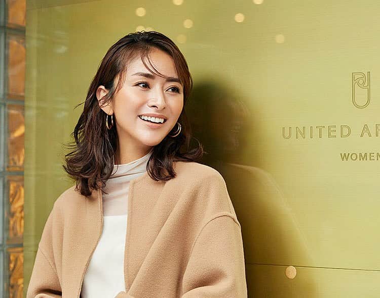 朝倉 豊のインスタグラム：「【ユナイテッドアローズ 〜ありがとうを込めて送りたい、ホリデーギフト。〜 ＃1クリス-ウェブ佳子】 @unitedarrows_official  @ua_greenlabel  @tokyodame  photo: #角田航 氏 hairmake: #YUMBO (ilumini) #mywork ※詳細は公式webページにて ※佳子さんの身に付けているアイテムも、 もちろんすべてユナイテッドアローズで買えます。 #ユナイテッドアローズ #ユーエー #グリーンレーベルリラクシング」