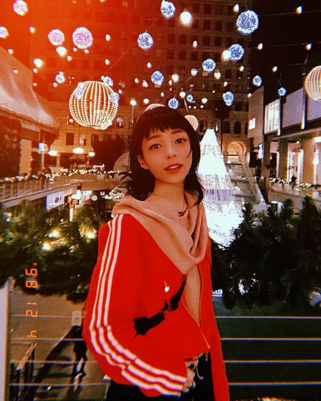 ジェニーのインスタグラム：「世の中はすっかりクリスマスになったね。私はイルミネーションを見るとクリスマスになったなーって思う。 皆んなは何を見てクリスマスを感じる？  #ootd #outfitoftheday #fashion #」