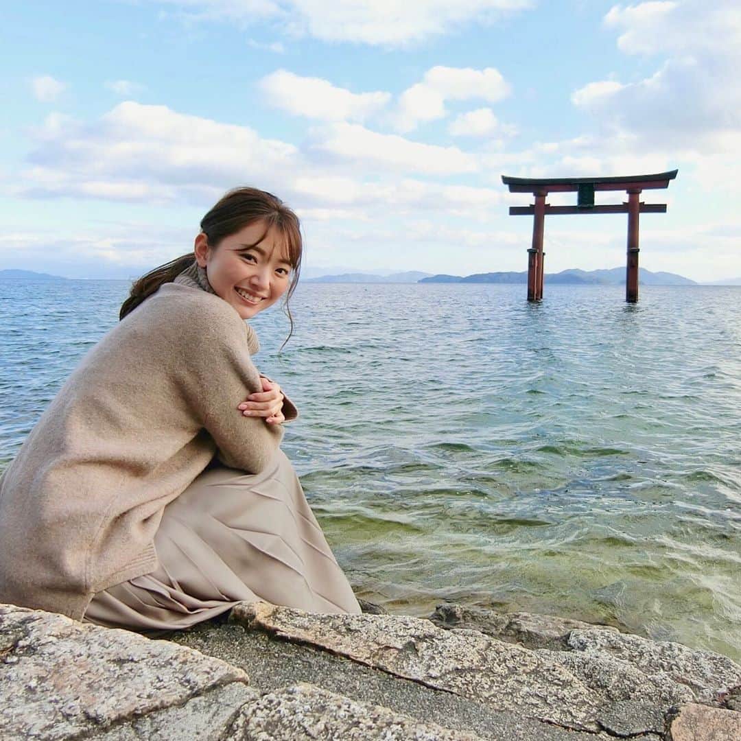 のインスタグラム：「*﻿ ﻿ 琵琶湖に浮かぶ大鳥居⛩✧﻿ ﻿ 滋賀県高島市の白鬚神社。﻿ 近江最古の神社なんだって。﻿ ﻿ 湖中大鳥居、神秘的でした~~✨﻿ ﻿ __________________________________________________ #石川テレビ #旅したがーる #旅行 #滋賀 #高島市  #琵琶湖 #白鬚神社 #神社 #大鳥居 #絶景 #shrine」