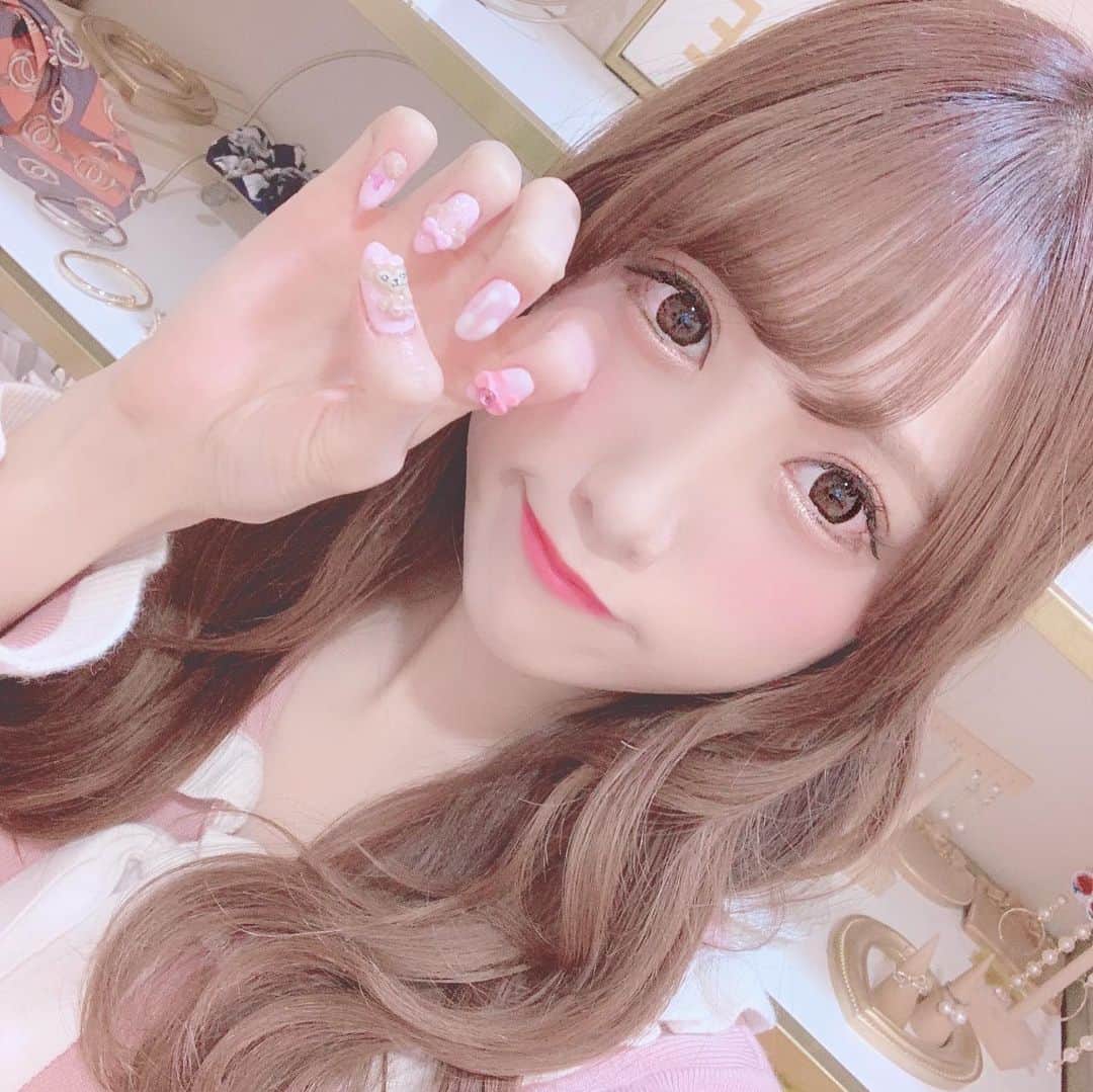 田口未彩のインスタグラム：「🎀 . . new nail❤︎ だいすきな愛しのシェリーメイちゃんネイル💅 かわいい🎀🎀 . . いつもお世話になっているポミーネイルは新宿西口にあるよ❤︎ ( @pomynail ) . . . #pomynail #nail #newnail #ネイル #ポミーネイル #ハートネイル #ハートパーツネイル #ピンクネイル #キラキラネイル #パーツネイル #量産ネイル #量産型ネイル #ピンク加工 #ピンク黒ネイル #ピンクネイル #シェリーメイ #シェリーメイネイル #ダッフィーネイル #ディズニーネイル」