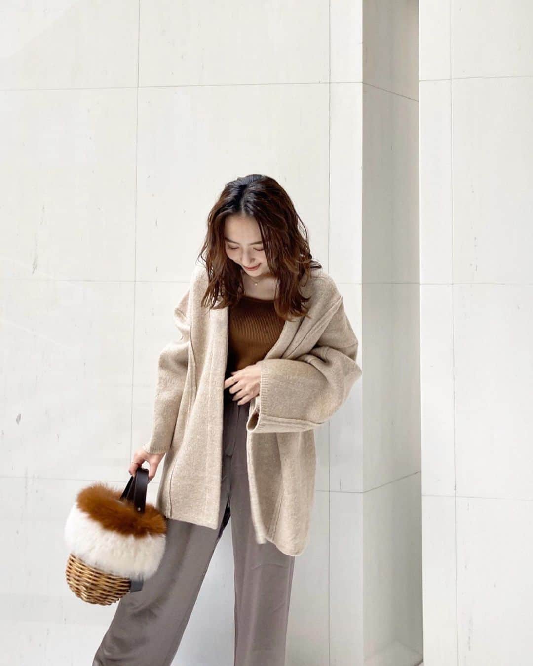 のインスタグラム：「相変わらず… ブラウン系でまとめちゃうコーディネート⋆︎* ・ ・ #ニットガウン…………#selectmoca  #サテンパンツ…………#isook #ニット………………….#fifth #カゴバッグ……………#amongout ・ ・ #コーディネート #ワントーンコーデ #sサイズ #sサイズコーデ #アイスー #ベージュコーデ #グレージュコーデ  @isook_official @selectmoca #さりの服」