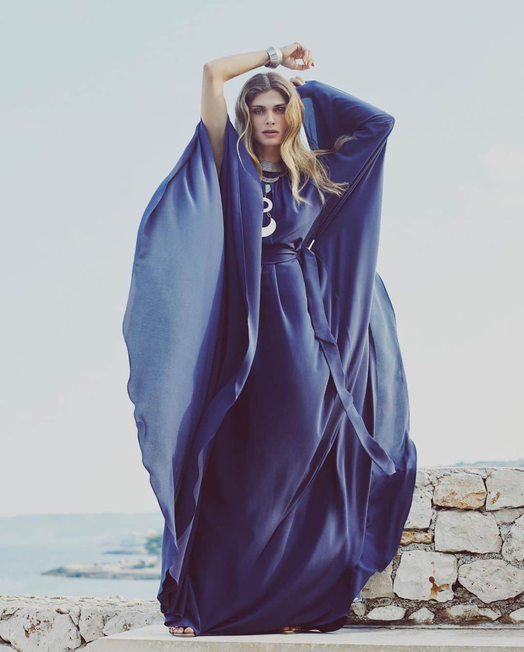 エトロさんのインスタグラム写真 - (エトロInstagram)「The midnight blue #Etro gown is shaped to make an enchanting impression, and crafted with light flowing fabrics to create graceful, harmonious movements.  #EtroResort2020 #ElisaSednaoui」12月4日 20時47分 - etro