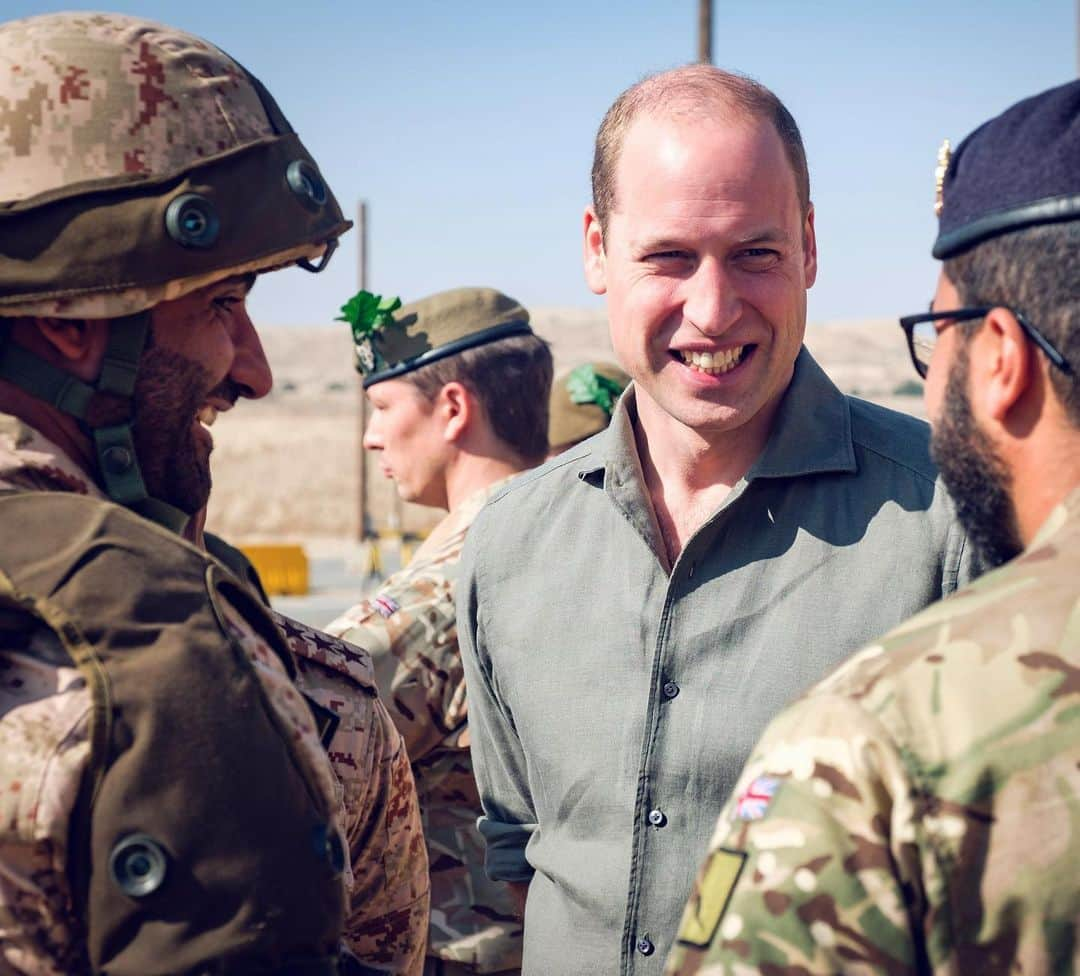 ロイヤル・ファミリーさんのインスタグラム写真 - (ロイヤル・ファミリーInstagram)「Yesterday, in Kuwait and Oman, The Duke of Cambridge spent time understanding the important security history of the region, and the UK’s current links with both countries from a defence perspective.  In Kuwait, His Royal Highness joined Kuwaiti and UK troops undertaking a Desert Warrior Exercise, before travelling to Musandam in Oman to learn more about the Royal Navy of Oman’s responsibilities monitoring maritime traffic passing through the Strait of Hormuz.  Oman and Kuwait are key partners for the UK, and The Duke met military personnel who are sharing expertise to improve security.  The following day in Oman, The Duke of Cambridge joined a group of local fishermen alongside traditional fishing skiffs on the beach to hear about how they fish, the challenges to sustainability, and actions being taken to conserve Oman’s marine environment.  For more on day 2 and 3 of #RoyalVisitKuwait and #RoyalVisitOman head over to @kensingtonroyal」12月4日 20時48分 - theroyalfamily