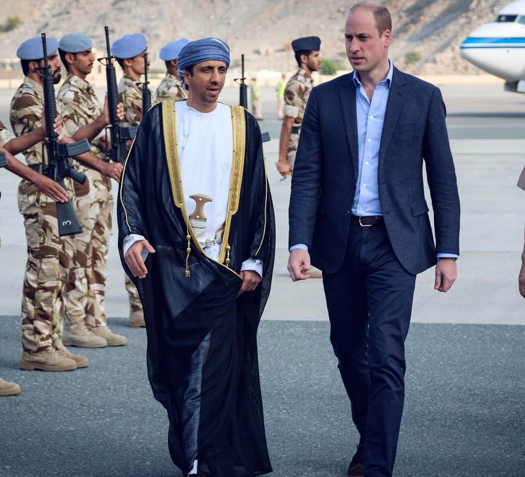 ロイヤル・ファミリーさんのインスタグラム写真 - (ロイヤル・ファミリーInstagram)「Yesterday, in Kuwait and Oman, The Duke of Cambridge spent time understanding the important security history of the region, and the UK’s current links with both countries from a defence perspective.  In Kuwait, His Royal Highness joined Kuwaiti and UK troops undertaking a Desert Warrior Exercise, before travelling to Musandam in Oman to learn more about the Royal Navy of Oman’s responsibilities monitoring maritime traffic passing through the Strait of Hormuz.  Oman and Kuwait are key partners for the UK, and The Duke met military personnel who are sharing expertise to improve security.  The following day in Oman, The Duke of Cambridge joined a group of local fishermen alongside traditional fishing skiffs on the beach to hear about how they fish, the challenges to sustainability, and actions being taken to conserve Oman’s marine environment.  For more on day 2 and 3 of #RoyalVisitKuwait and #RoyalVisitOman head over to @kensingtonroyal」12月4日 20時48分 - theroyalfamily