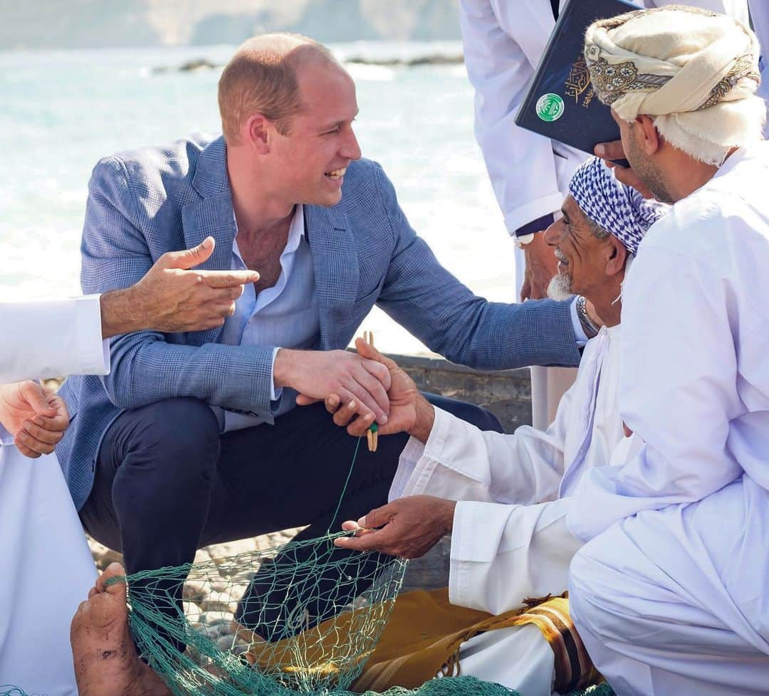 ロイヤル・ファミリーさんのインスタグラム写真 - (ロイヤル・ファミリーInstagram)「Yesterday, in Kuwait and Oman, The Duke of Cambridge spent time understanding the important security history of the region, and the UK’s current links with both countries from a defence perspective.  In Kuwait, His Royal Highness joined Kuwaiti and UK troops undertaking a Desert Warrior Exercise, before travelling to Musandam in Oman to learn more about the Royal Navy of Oman’s responsibilities monitoring maritime traffic passing through the Strait of Hormuz.  Oman and Kuwait are key partners for the UK, and The Duke met military personnel who are sharing expertise to improve security.  The following day in Oman, The Duke of Cambridge joined a group of local fishermen alongside traditional fishing skiffs on the beach to hear about how they fish, the challenges to sustainability, and actions being taken to conserve Oman’s marine environment.  For more on day 2 and 3 of #RoyalVisitKuwait and #RoyalVisitOman head over to @kensingtonroyal」12月4日 20時48分 - theroyalfamily