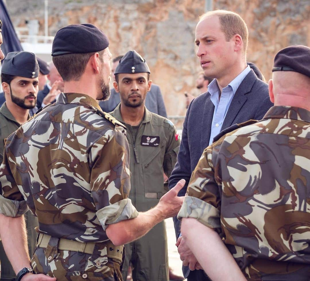 ロイヤル・ファミリーさんのインスタグラム写真 - (ロイヤル・ファミリーInstagram)「Yesterday, in Kuwait and Oman, The Duke of Cambridge spent time understanding the important security history of the region, and the UK’s current links with both countries from a defence perspective.  In Kuwait, His Royal Highness joined Kuwaiti and UK troops undertaking a Desert Warrior Exercise, before travelling to Musandam in Oman to learn more about the Royal Navy of Oman’s responsibilities monitoring maritime traffic passing through the Strait of Hormuz.  Oman and Kuwait are key partners for the UK, and The Duke met military personnel who are sharing expertise to improve security.  The following day in Oman, The Duke of Cambridge joined a group of local fishermen alongside traditional fishing skiffs on the beach to hear about how they fish, the challenges to sustainability, and actions being taken to conserve Oman’s marine environment.  For more on day 2 and 3 of #RoyalVisitKuwait and #RoyalVisitOman head over to @kensingtonroyal」12月4日 20時48分 - theroyalfamily