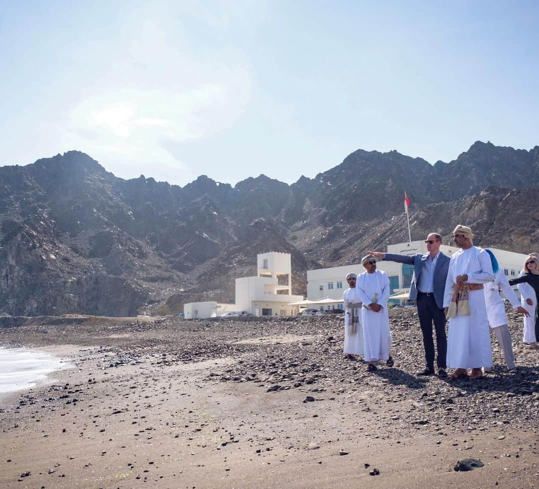 ロイヤル・ファミリーさんのインスタグラム写真 - (ロイヤル・ファミリーInstagram)「Yesterday, in Kuwait and Oman, The Duke of Cambridge spent time understanding the important security history of the region, and the UK’s current links with both countries from a defence perspective.  In Kuwait, His Royal Highness joined Kuwaiti and UK troops undertaking a Desert Warrior Exercise, before travelling to Musandam in Oman to learn more about the Royal Navy of Oman’s responsibilities monitoring maritime traffic passing through the Strait of Hormuz.  Oman and Kuwait are key partners for the UK, and The Duke met military personnel who are sharing expertise to improve security.  The following day in Oman, The Duke of Cambridge joined a group of local fishermen alongside traditional fishing skiffs on the beach to hear about how they fish, the challenges to sustainability, and actions being taken to conserve Oman’s marine environment.  For more on day 2 and 3 of #RoyalVisitKuwait and #RoyalVisitOman head over to @kensingtonroyal」12月4日 20時48分 - theroyalfamily