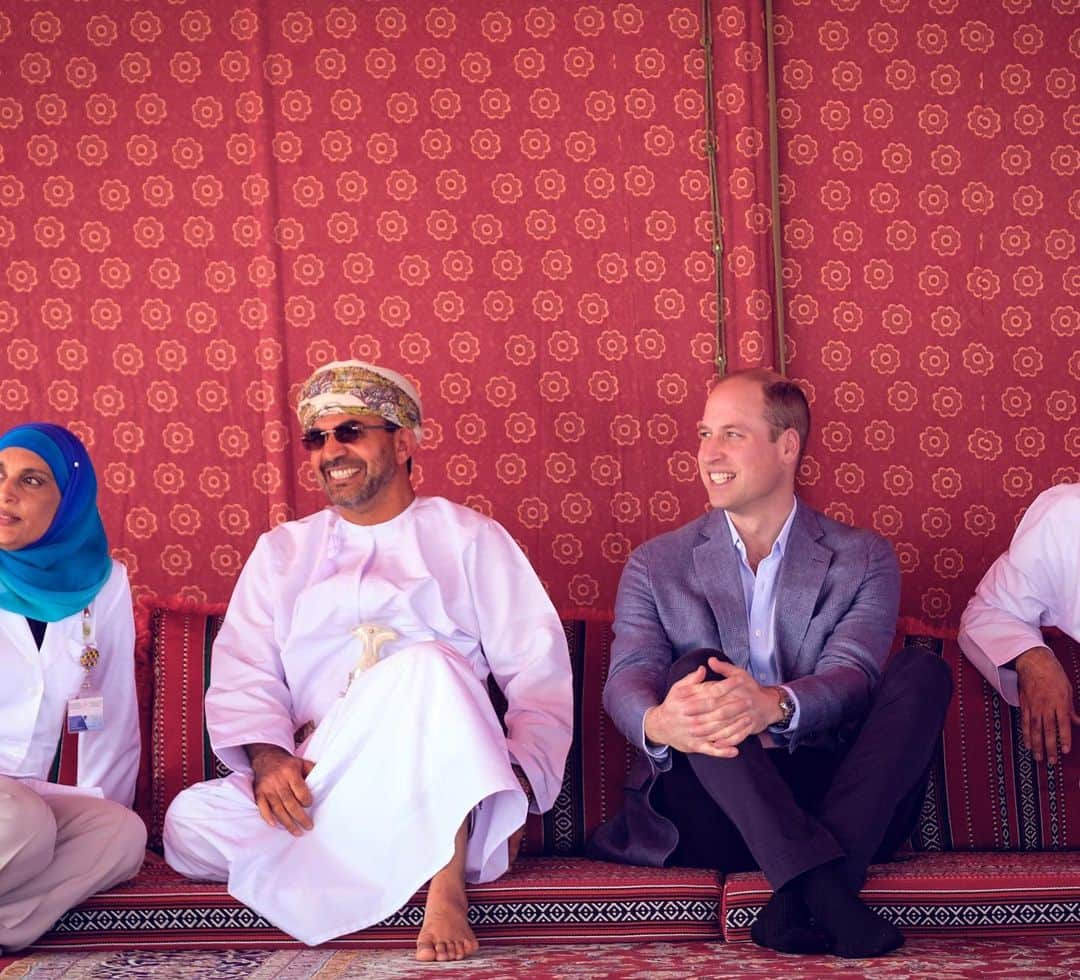 ロイヤル・ファミリーさんのインスタグラム写真 - (ロイヤル・ファミリーInstagram)「Yesterday, in Kuwait and Oman, The Duke of Cambridge spent time understanding the important security history of the region, and the UK’s current links with both countries from a defence perspective.  In Kuwait, His Royal Highness joined Kuwaiti and UK troops undertaking a Desert Warrior Exercise, before travelling to Musandam in Oman to learn more about the Royal Navy of Oman’s responsibilities monitoring maritime traffic passing through the Strait of Hormuz.  Oman and Kuwait are key partners for the UK, and The Duke met military personnel who are sharing expertise to improve security.  The following day in Oman, The Duke of Cambridge joined a group of local fishermen alongside traditional fishing skiffs on the beach to hear about how they fish, the challenges to sustainability, and actions being taken to conserve Oman’s marine environment.  For more on day 2 and 3 of #RoyalVisitKuwait and #RoyalVisitOman head over to @kensingtonroyal」12月4日 20時48分 - theroyalfamily