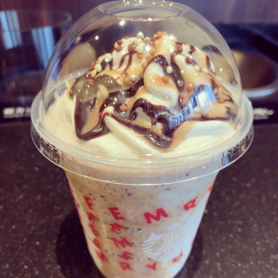 加藤千恵のインスタグラム：「先日のナッティホワイトチョコレートフラペチーノ（スタバ新作）と先日のタピオカ。前者はチョコチップ追加。いつもいろいろアレンジ試してみたいなあと思いつつ、結局普通に飲むか、1種類追加or変更するくらいで終わってしまう……。タピオカはチョコレートミルクティー。ものすごく久しぶりに飲んだ気がするけど、おいしかった。」