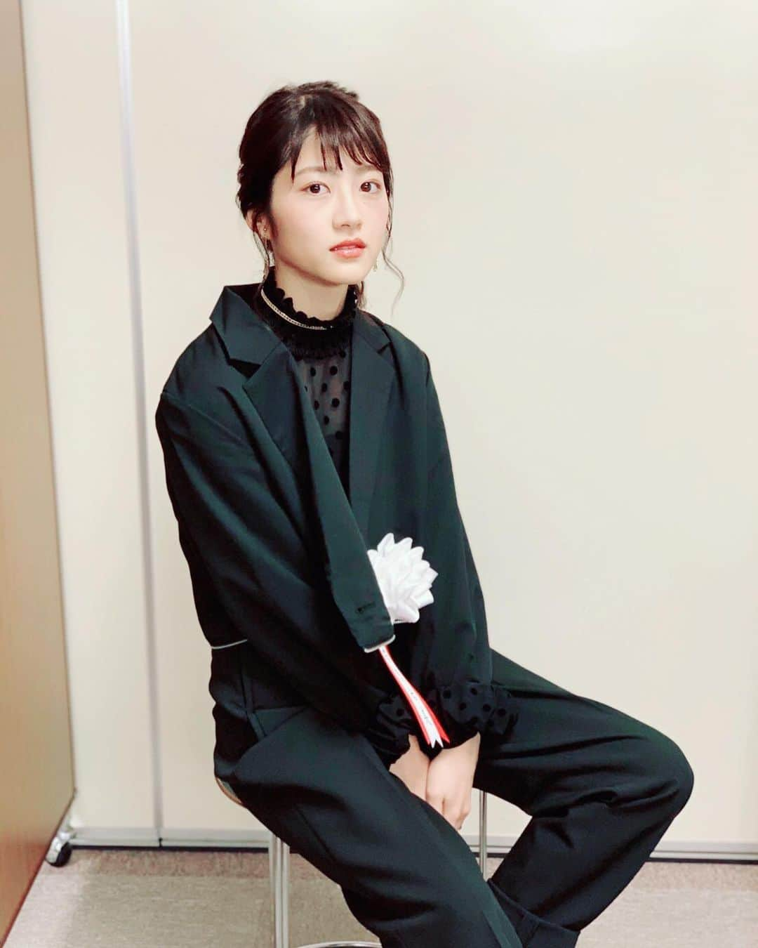 若月佑美さんのインスタグラム写真 - (若月佑美Instagram)「. SOMPO パラリンアートカップ2019の 受賞者発表式がありました。 月並みな言葉になってしまうのが 申し訳ないですが 本当に素晴らしい作品ばかりで、力強く真っ直ぐな作品やカラフルで見るだけで明るくなる作品などが沢山でとても胸をうたれました。 2020年への期待と希望に溢れていて、私もパワーを頂きました。 受賞者の皆様おめでとうございます。 何より応募くださった皆様、本当にありがとうございました。 . 黒のセットアップ風の衣装で。 .  #パラリンアート #SOMPO #朝日新聞 #パラリンピック #オリンピック #2020 #art #若月佑美」12月4日 20時42分 - yumi_wakatsuki_official