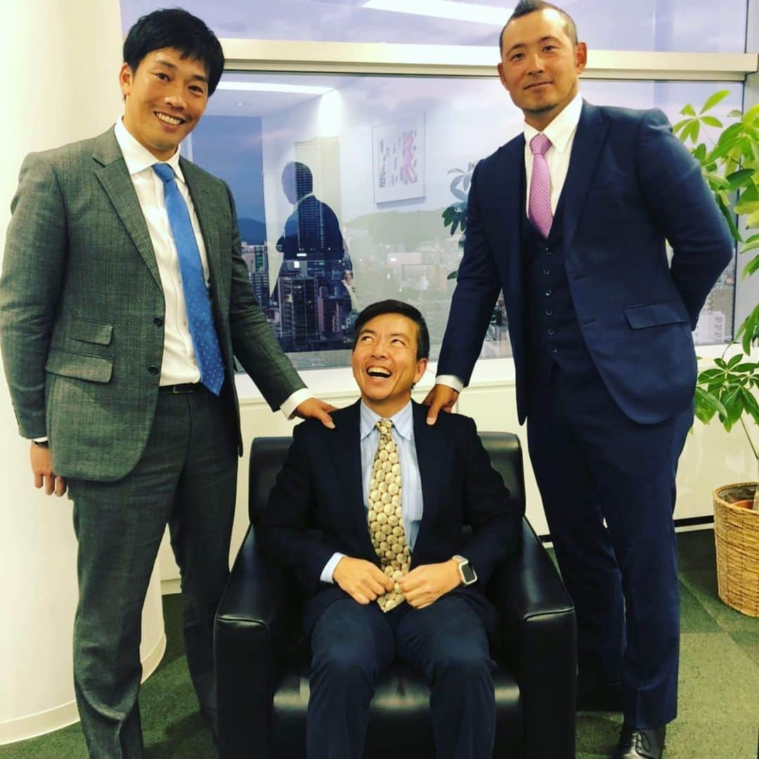 廣瀬純のインスタグラム：「今日は鹿島建設さんでRCCの本名アナウンサーと天谷くんとトークショー‼️ 写真が宇宙人捕まえた👽みたいになってすいません本名さん‼️ #鹿島建設 #天谷宗一郎 #本名アナウンサー」