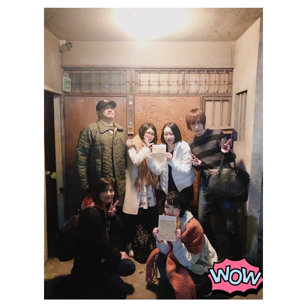 國分優香里のインスタグラム：「✩ 大好きな脱出ゲーム『畏怖　咽び家』特別公演の顕現に、リボキャス含めたいつもの仲間達で行って来ました〜！！☺️ ✩ 恐怖に震えつつ、笑いも堪えて大変でした（笑）。 ✩ あまり話すとネタバレになるので控えたいのですが、お仲間のキャストさんから、参加者で敵（？）を倒す呪文を考えて欲しいと言われまして。 その呪文を考える時に ✩ 木内さんが飯田さんを指名→飯田さん、悩む→木内さんが、俺はマキシマムキャノンだ！と言う→飯田さん、悩みながら、、、→堕ちろ、そして巡れと言う。 ✩ それをお仲間のキャストさんに伝えたら、 長いから『そして巡れ』だ！！と略されまして💨（この時点で大爆笑💣💥） ✩ 終盤の戦闘シーンでは、お仲間のキャストさんの『そして巡れぇぇええ！！』の叫びと、ウィスパー過ぎてキャストさんの演技にかき消される飯田さんの『そして巡れ…』を聞いて笑いが止まりませんでした😇😇😇 ✩ 本当もう。 オバケンさんがプロデュースする脱出ゲームが素晴らし過ぎて好き好き病です😍 ✩ 少し前に、咽び家も4章も無事クリアしたんですよ〜！ ✩ つい先日は、初のピューロランドでポムポムプリンのゾンビ化も止めて来ました🧟‍♀️🍮🧟‍♂️✨ ✩ オバケンさん、いつも楽しい公演、ありがとうございます❤️ これからも仲間達と色々な世界を脱出しに行くぞ〜😁！！ ✩ ✩ ✩ #オバケン　#咽び家　#顕現　#ゾンビランド　#ポムポムプリンゾンビランド　#ポムポムプリン　#試される仲間との絆　#脱出ゲーム　#退屈からの脱出　#リボキャス　#すんすん笑いが止まらない #木内さんの記憶力ハンパない　#あけちゃんにも決め台詞を…！」