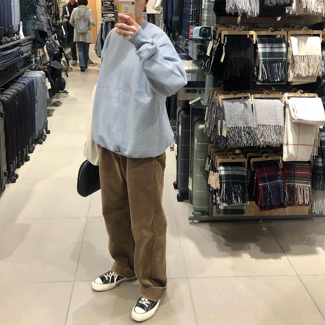 のインスタグラム：「* 2019.12.4(wed) ・ くすみブルーとブラウンの組み合わせ💙💛 めっちゃ可愛くないですか！？ miki的にはかなりツボ🏺✧ ・ ・  #sog #sog_style  #韓国ファッション #韓国服 #韓国ファッション通販 #秋コーデ #冬コーデ #高身長コーデ #高身長女子 #オーバーサイズ #プチプラコーデ #カジュアルコーデ #ゆるコーデ  #スウェットコーデ #大人カジュアル #スニーカー女子 #コーデュロイパンツ #leno #ビッグシルエット #メンズライク #ショートカット女子 #ボーイッシュコーデ」