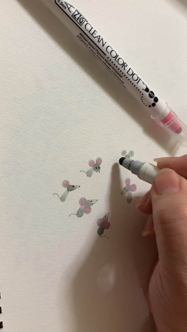 のインスタグラム：「2020年 干支は子年！ 年賀状作りに、簡単、可愛い💕ネズミイラストで、手書きをプラスで、オリジナル年賀状になりますよ！ ZIG CLEAN COLOR DOT  プラチナカラー、キャンディピンクカラー」